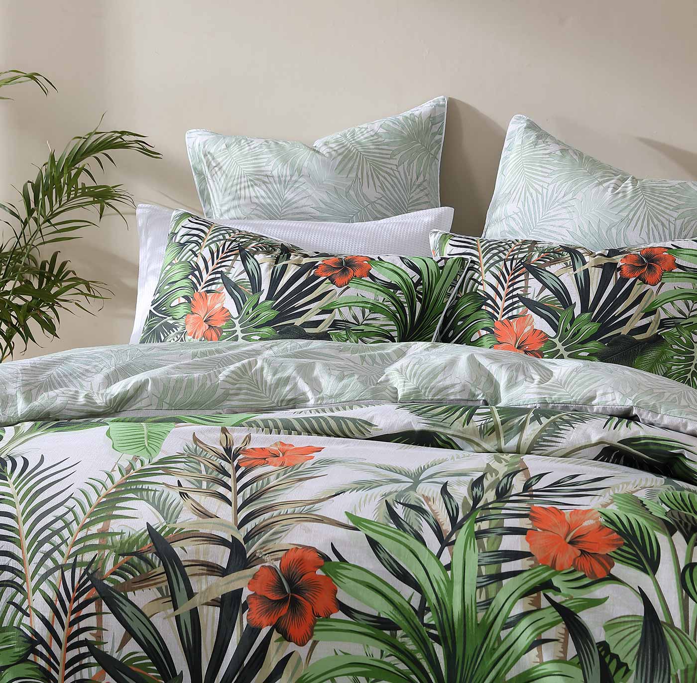 Luxury Lanai Palm Quilt Cover Set - Queen Size Bedding by Logan & Mason | Tropical Botanical Print Duvet Cover | Perfect for Beach House, Vacation Home & Summer Bedroom Decor