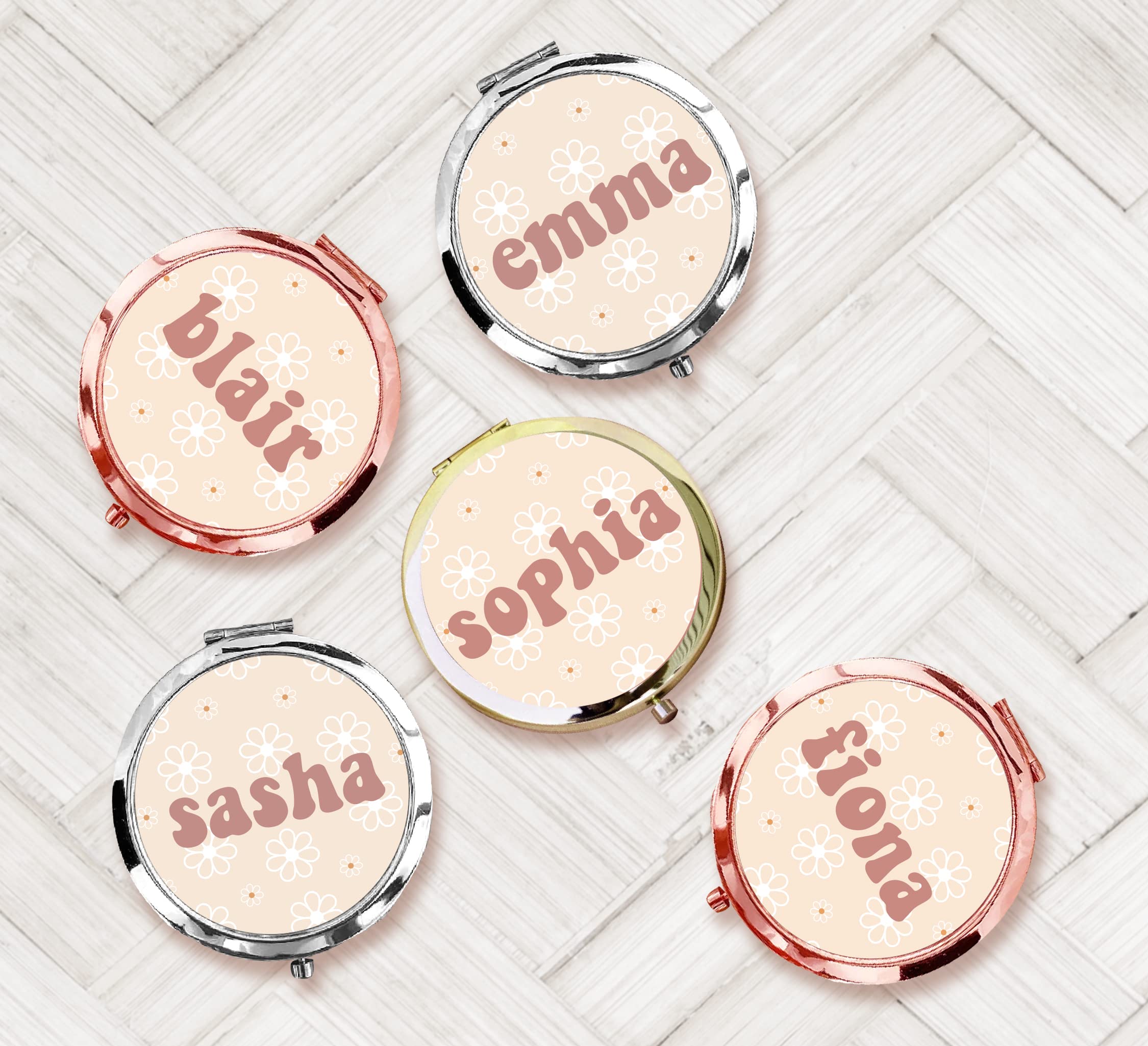 Personalized Compact Mirror with Daisy Design - Travel, Bridal, Bridesmaid Gift Idea - Silver Makeup Mirror for Women - Perfect for Weddings, Parties & Everyday Use
