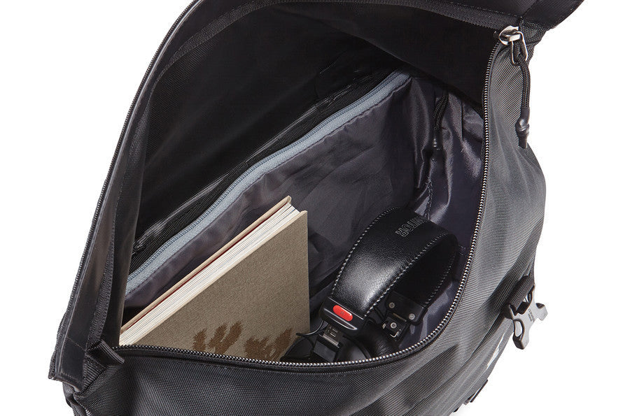 Thule Covert DSLR Rolltop Backpack - Waterproof Camera Bag for Travel & Photography - Perfect for Hiking, Commuting & Outdoor Adventures