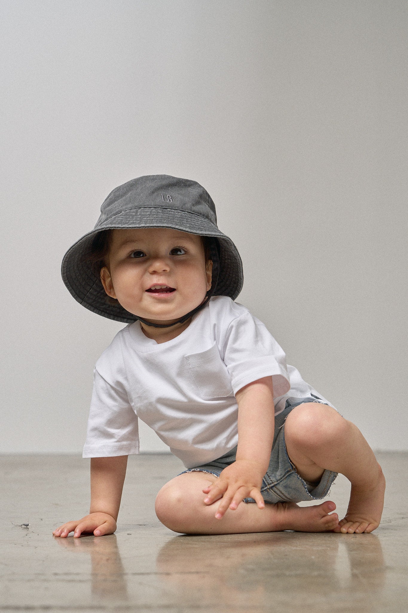 Stylish Grey Wash Denim Bucket Hat for Men & Women - Trendy Outdoor Sun Protection Hat for Beach, Hiking & Casual Wear