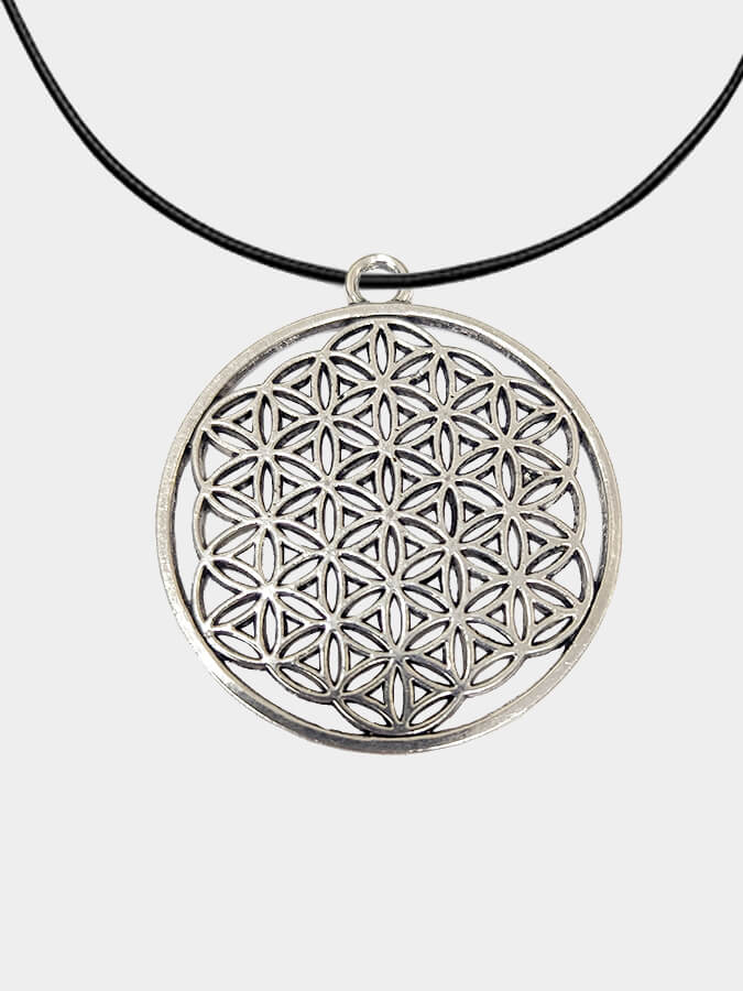 Elegant Round Ornament Pendant Necklace for Women - Minimalist Jewelry Gift for Birthday, Anniversary & Valentine's Day - Perfect for Casual Wear, Date Night & Special Occasions