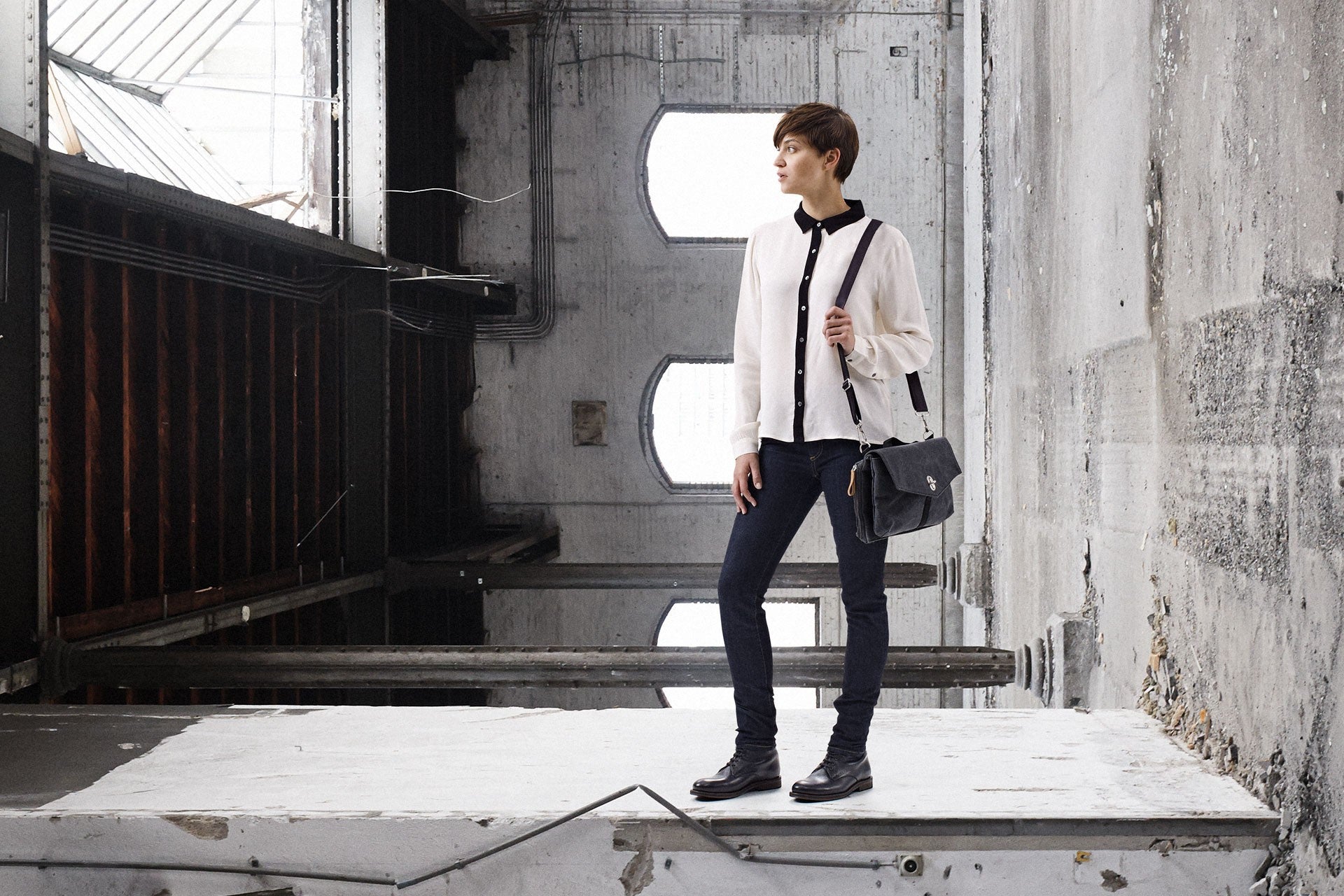 Qwstion Stylish & Durable Shoulder Bag for Women & Men - Waterproof & Lightweight Everyday Carry - Perfect for Work, Travel & Outdoor Adventures