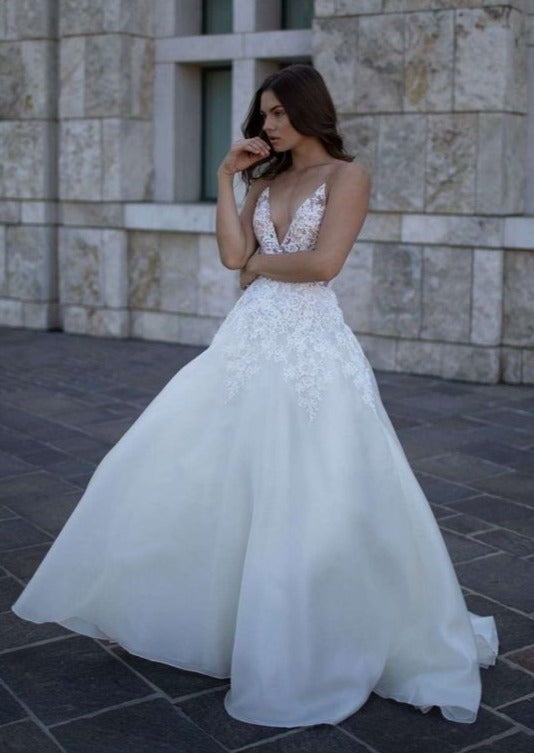 Erin Cole Demi Sample Gown - Elegant Wedding Dress for Brides & Formal Events | Perfect for Bridal Showers, Photos Shoots & Special Occasions