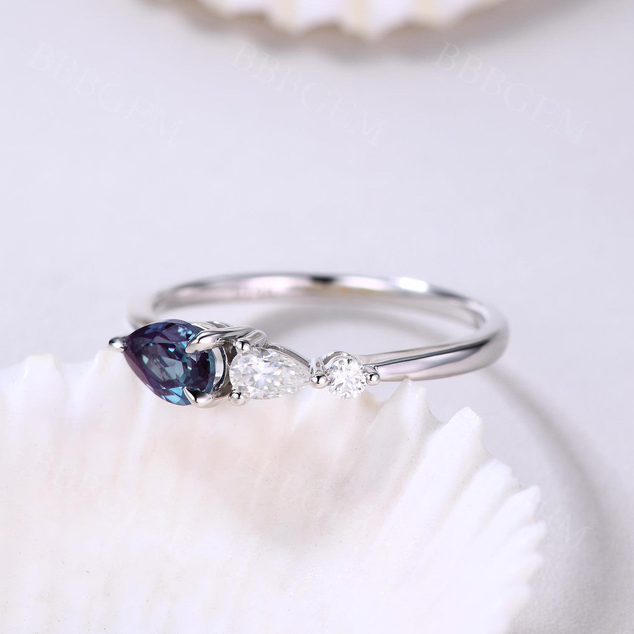 Exquisite Alexandrite & Moissanite Three-Stone Engagement Ring in Rose Gold – Perfect for Proposals, Anniversaries, and Special Occasions