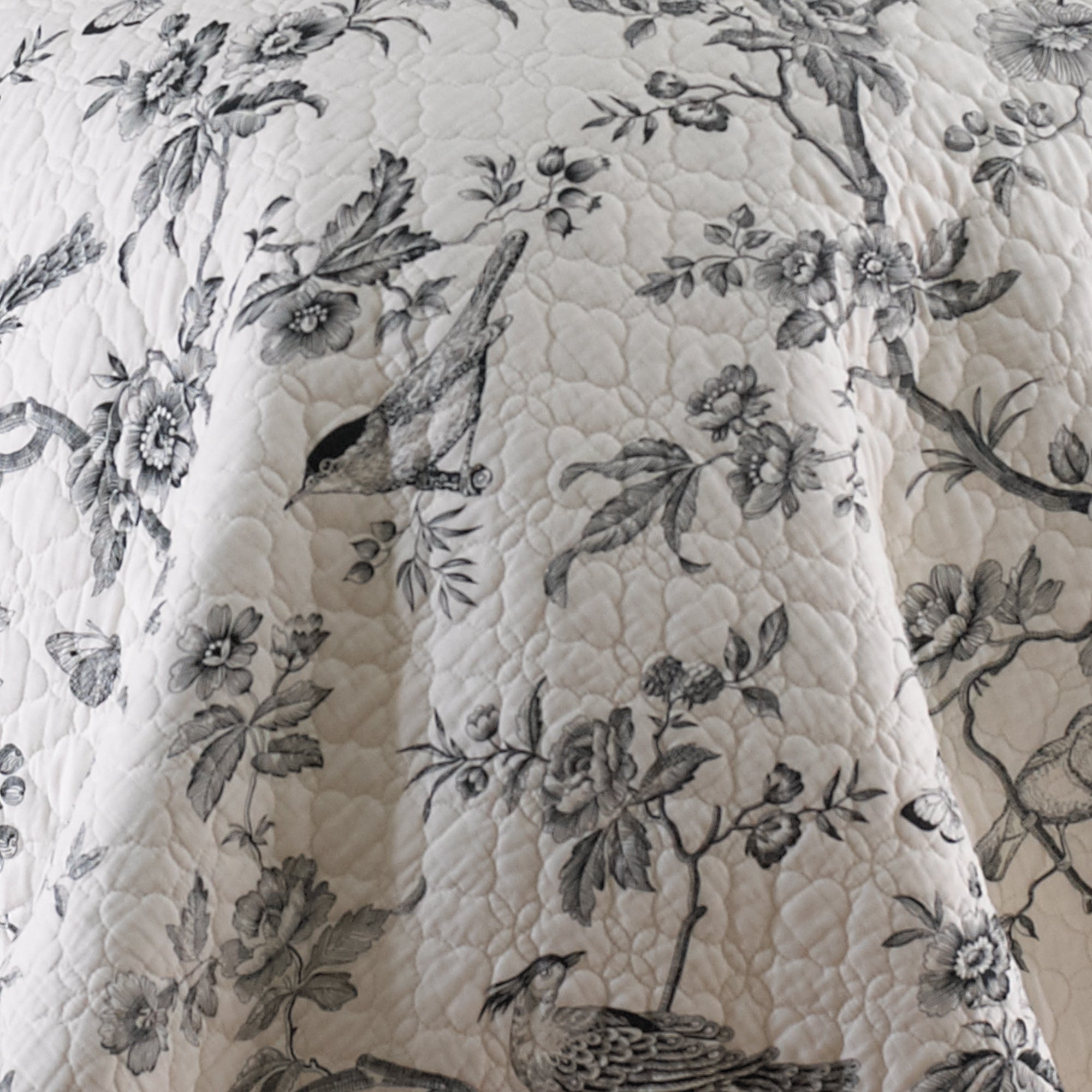 Luxury Toile Quilt Set - Queen Size, 3-Piece Bedding Set with Matching Pillow Shams - Floral French Country Design - Perfect for Master Bedroom, Guest Room & Farmhouse Decor