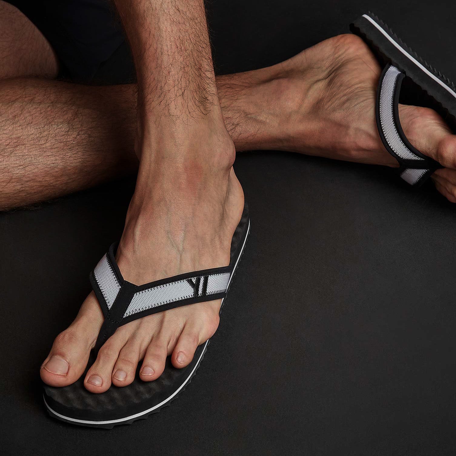 Men's Sport Flip Flops - Comfortable Beach Sandals for Walking, Running & Outdoor Activities - Black/White - Perfect for Pool, Gym, Travel & Summer Wear