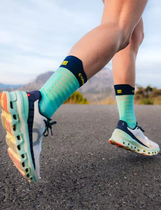 Compressport Pro Racing Socks v4.0 - Ultralight Running Socks for Men & Women - High Performance Athletic Socks - Shell Blue/Blues - Perfect for Marathon, Trail Running & Triathlon Training