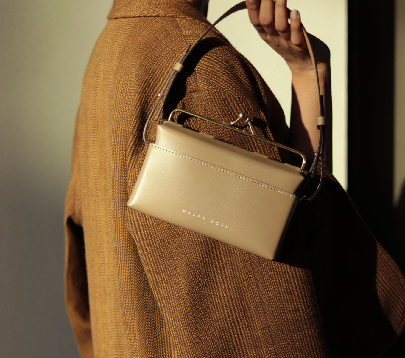 Stylish Kisslock Handbag for Women - Vintage Inspired Clutch Purse with Secure Lock Closure - Perfect for Evening Parties, Weddings & Special Occasions