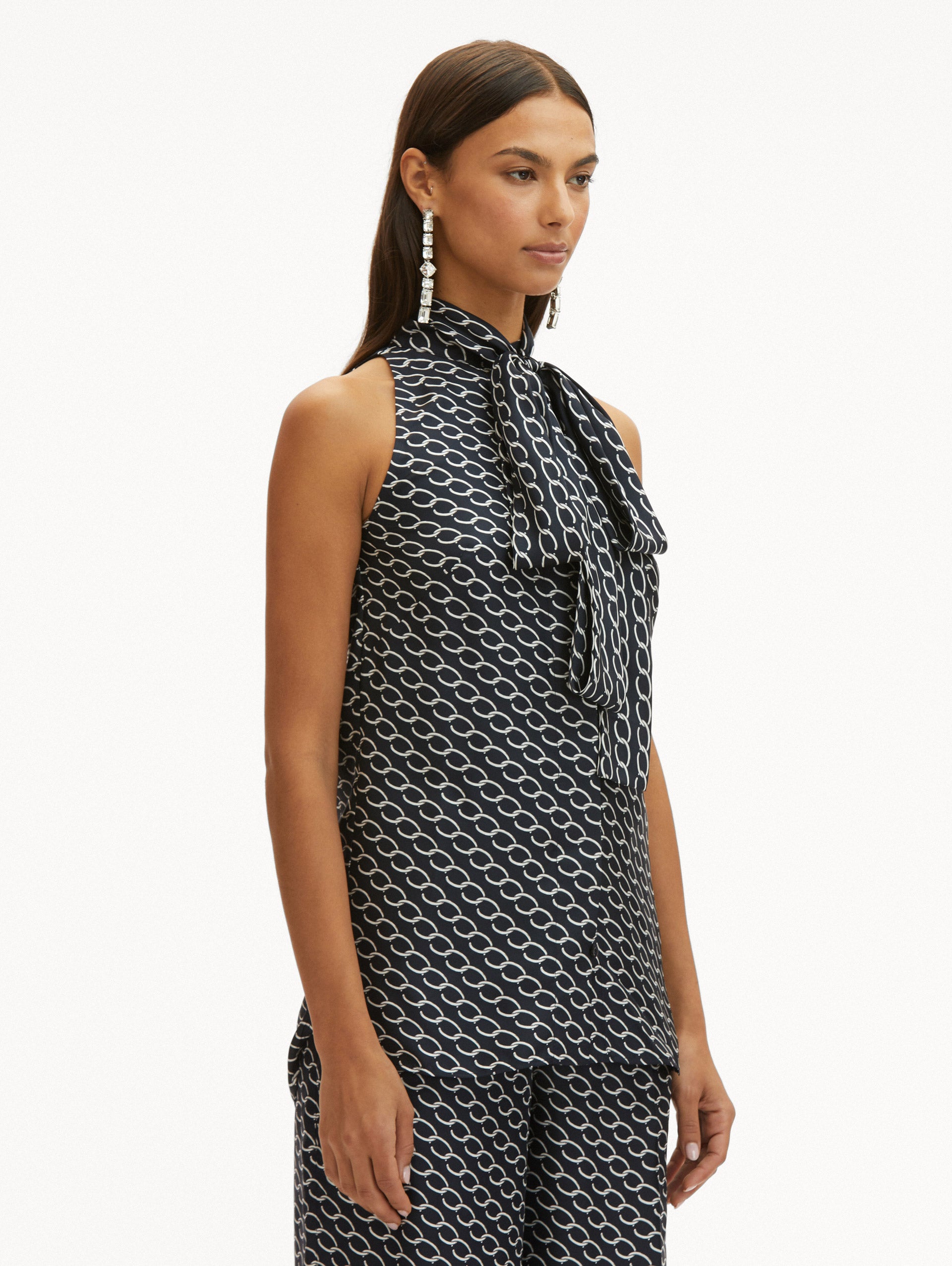 Elegant Oscar Chain Link Sleeveless Blouse for Women - Fashionable Summer Tops for Casual Outings & Office Wear