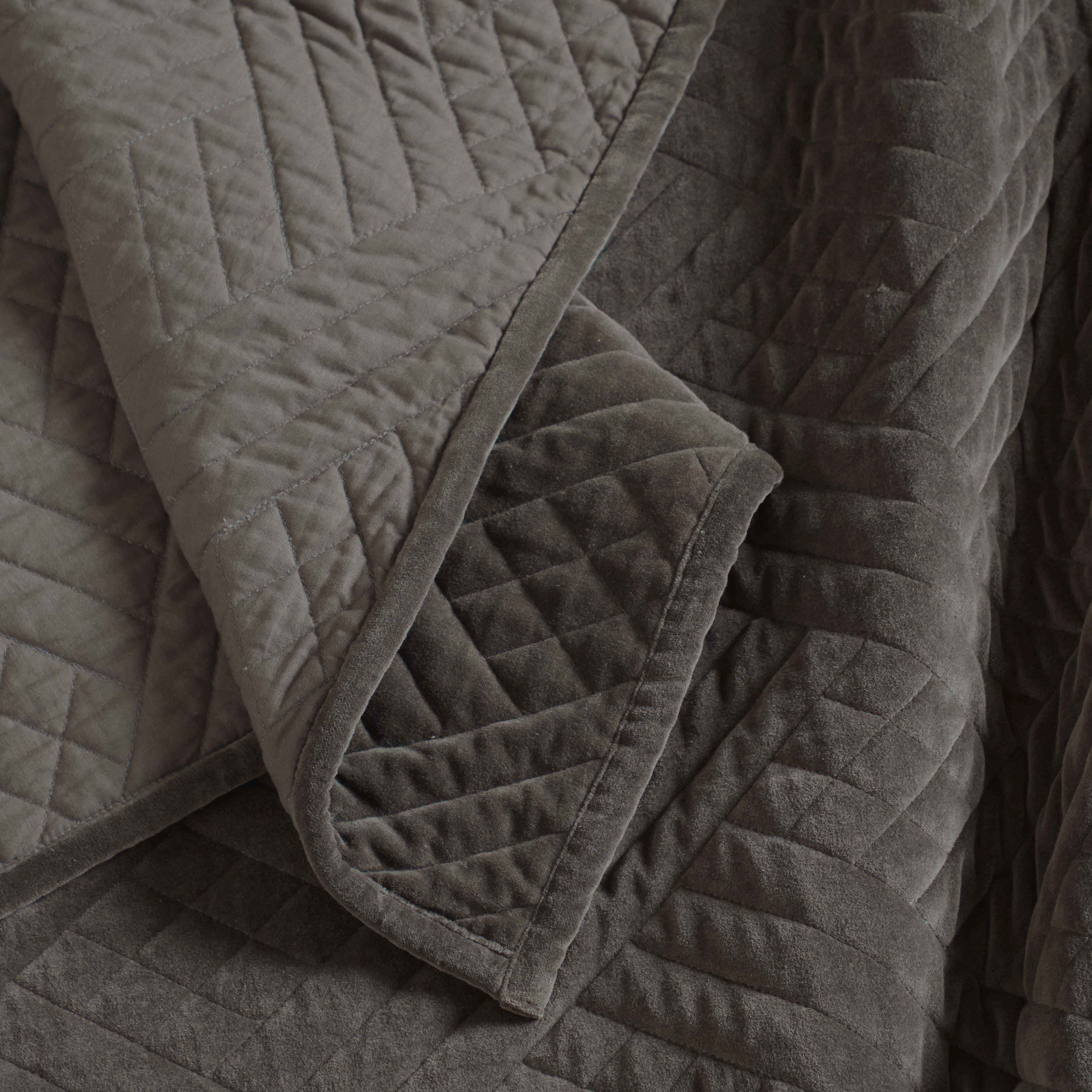 Karina Cotton Velvet Lightweight Quilt & Sham Set - Ultra Soft Bedding for All Seasons | Perfect for Master Bedroom, Guest Room & Cozy Nights