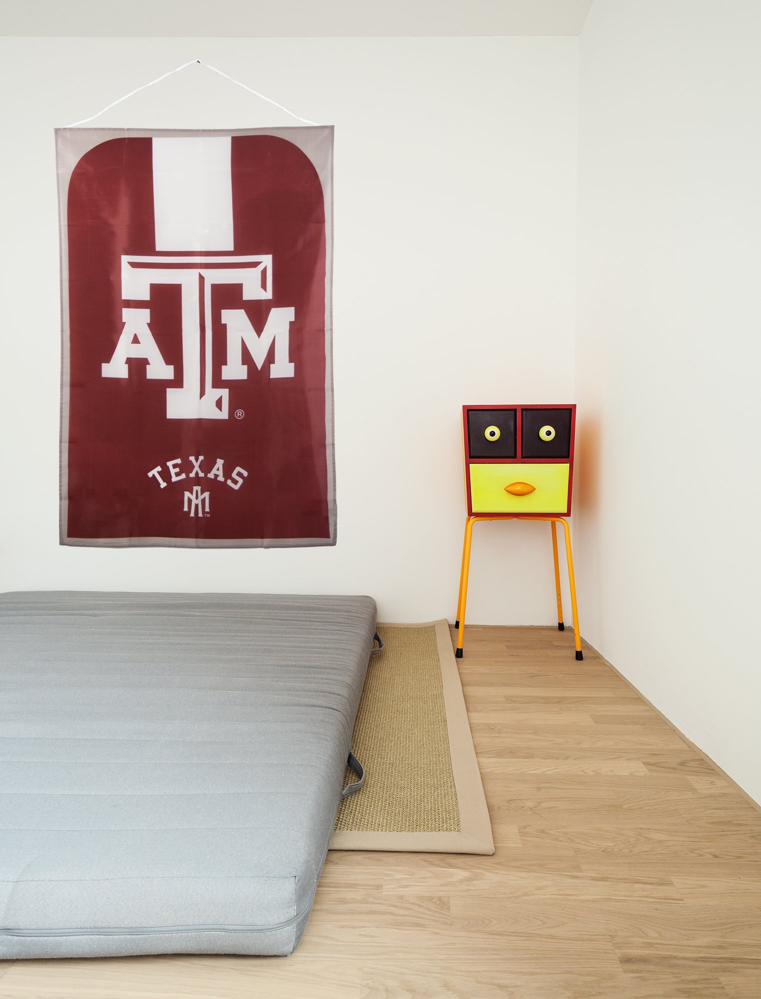 NCAA Team Fan Flag - 31.5 x 47 Inch College Sports Banner - Perfect for Game Day Decor, Tailgating & Dorm Room Wall Decor