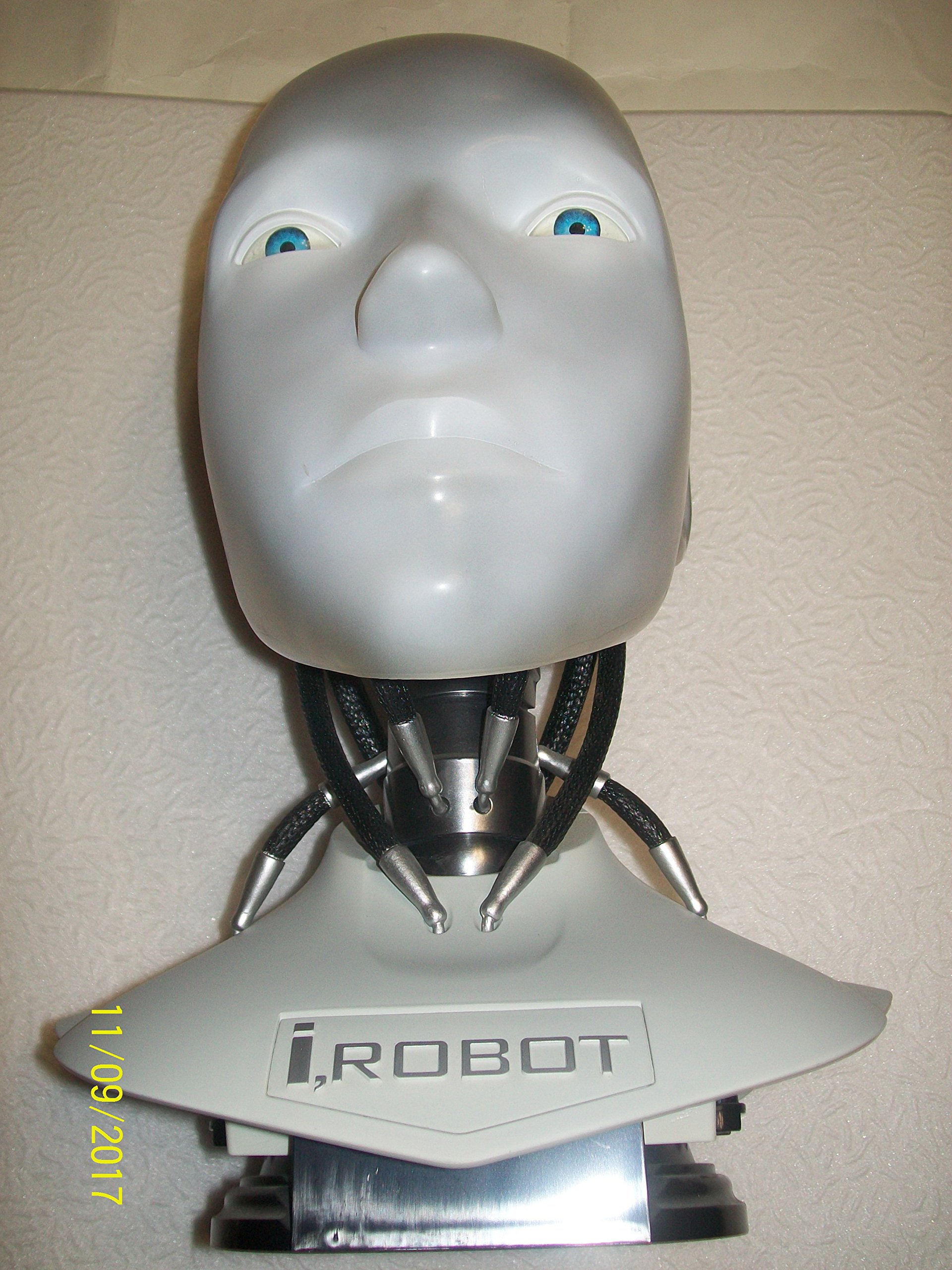 I, ROBOT Collector's Edition DVD + Blu-Ray Deluxe Set with Sonny Head Figure - Japan Import - Perfect for Sci-Fi Movie Fans and Robot Collectors - Great for Home Theater Display and Gift Giving