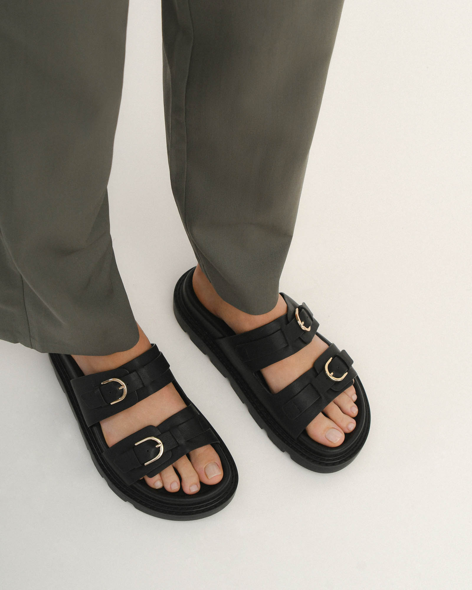 VICHY Women's Flat Sandals - Black Leather Comfortable Slip-On Shoes for Casual Wear, Walking & Beach Outfits
