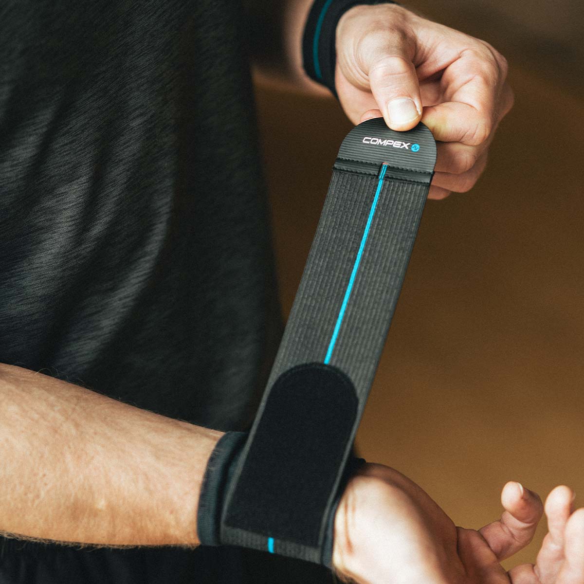 Compex ACTIV'® Strong Wrist Support Band - Premium Wrist Brace for Pain Relief, Carpal Tunnel & Arthritis - Ideal for Gym, Sports & Daily Activities