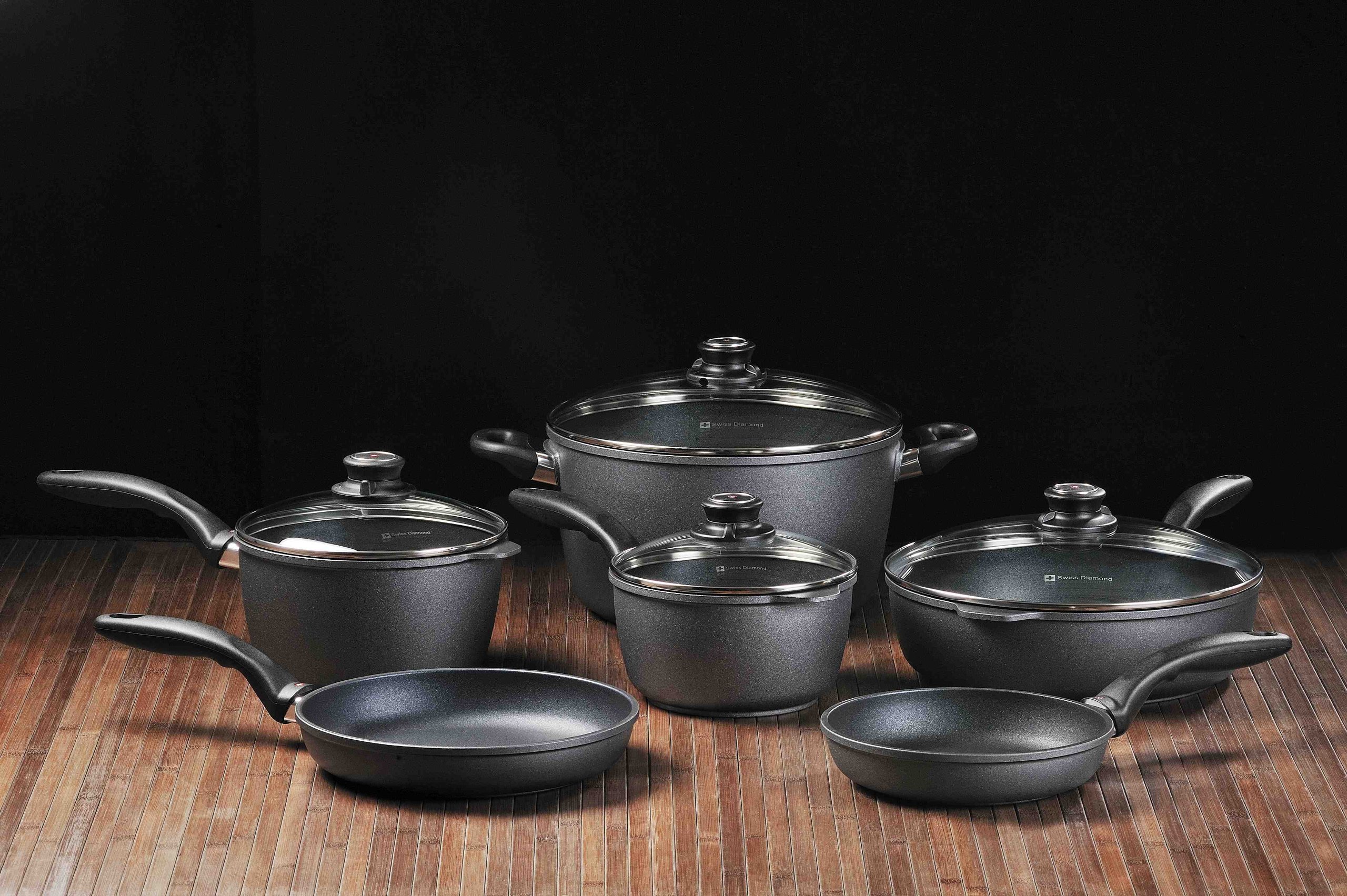 Premium Swiss Diamond Nonstick Saute Pan with Lid - 9.5 Inch, 3.2 Quart - Diamond Coated Aluminum Deep Frying Pan with Stainless Steel Handle - Dishwasher & Oven Safe Up to 500°F - Perfect for Searing, Sauteing & Simmering - Ideal for Home Chefs & Professional Kitchens