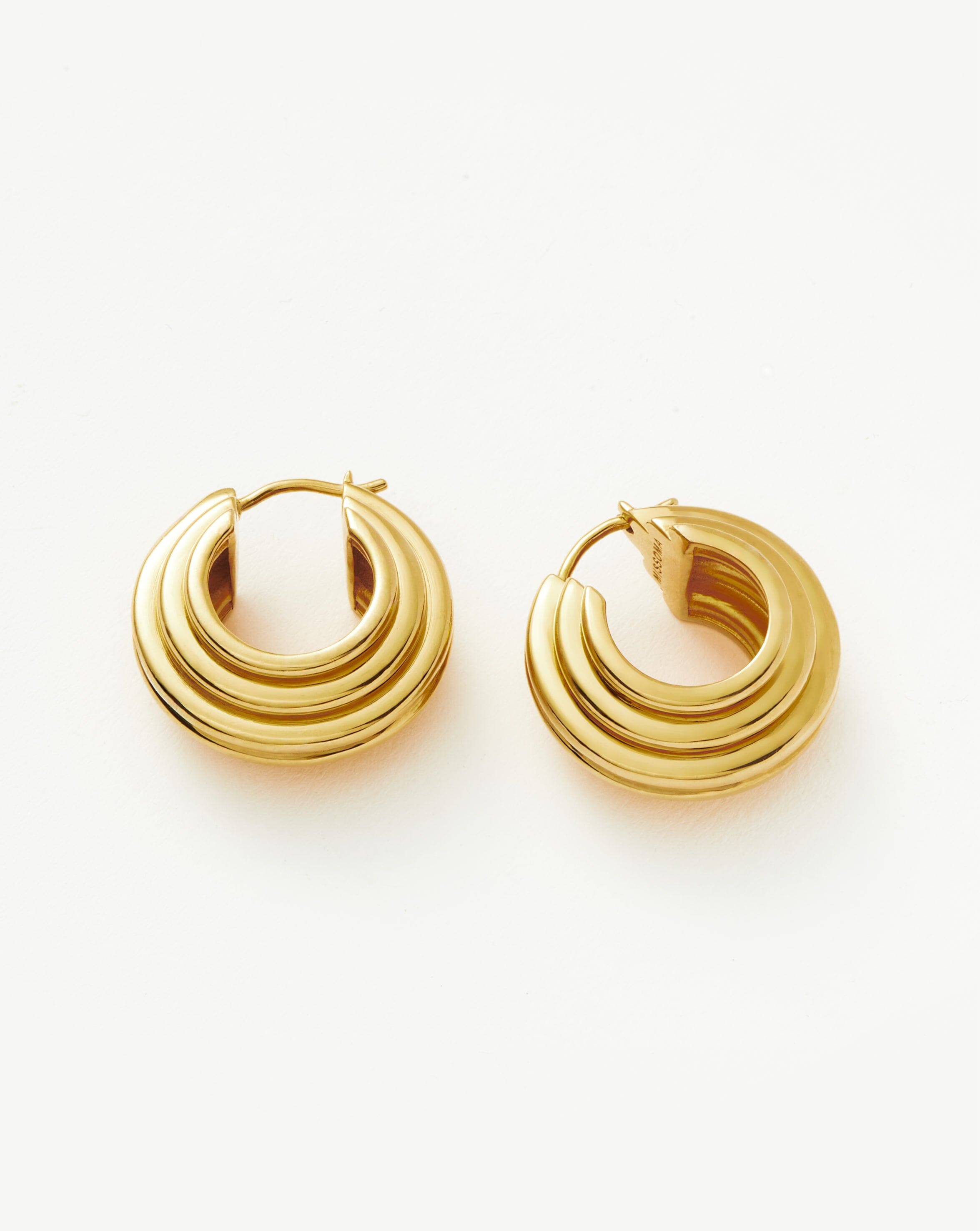 Lucy Williams Medium Chunky Ridge Hoop Earrings for Women - Trendy Gold Plated Statement Hoops - Perfect for Parties, Date Nights & Everyday Wear
