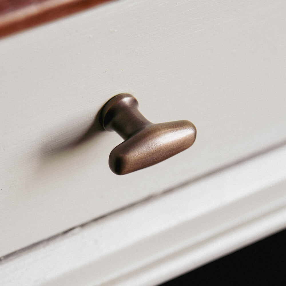 Vintage Distressed Antique Brass Cabinet Knobs - Elegant Drawer Pulls for Kitchen Cabinets, Dressers & Furniture Hardware - Perfect for Farmhouse, Rustic & Shabby Chic Home Decor