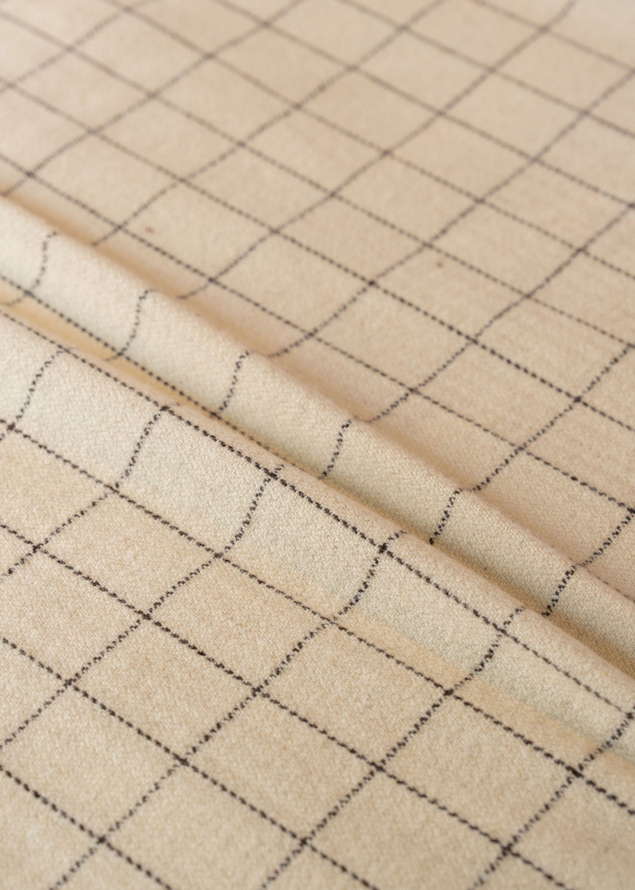 Cozy Grid Wool Throw Blanket & Reversible Bed Cover - Soft Warm Plaid Design for Couch, Sofa, Bed & Home Decor - Perfect for Winter, Fall & Gift Giving