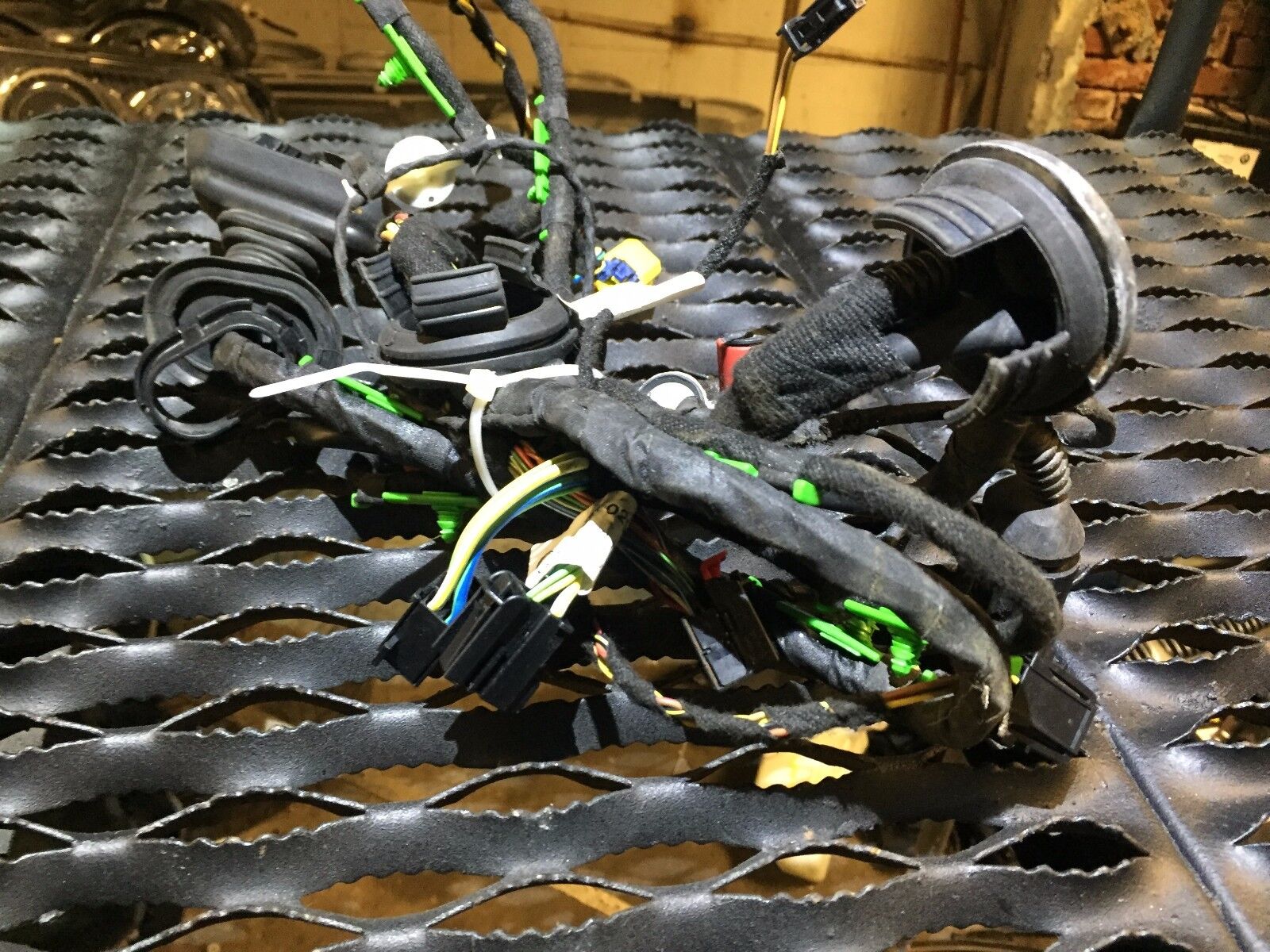 05-08 Audi A6 C6 Front Driver Door Wiring Harness OEM 4F1971029 - Replacement Electrical Connector for Door Panel Repair & Power Window Fix