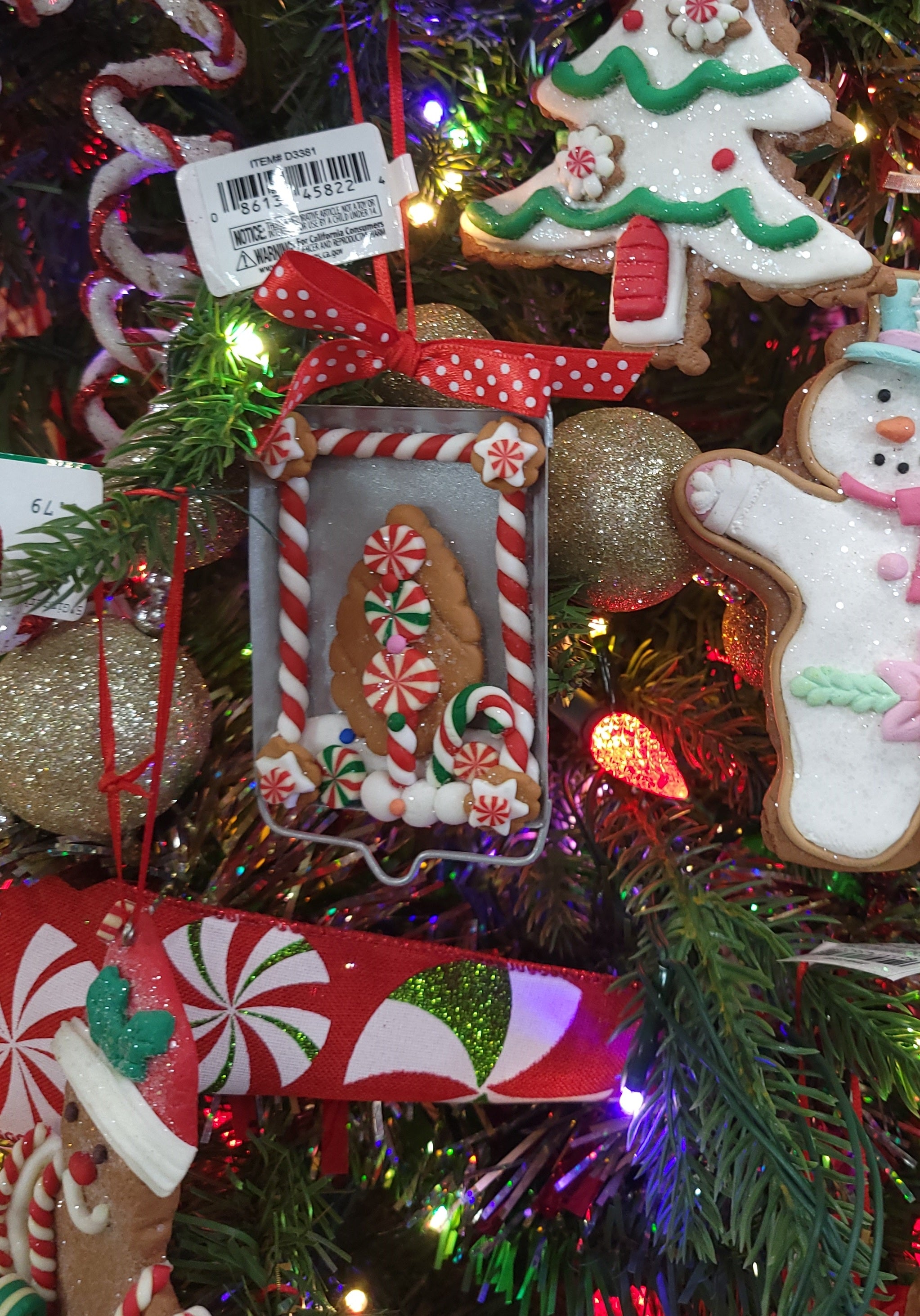 4 Gingerbread Cookies on Tray with Cookie Cutter Ornaments - Perfect for Christmas Baking, Holiday Decor & Festive Gift Giving