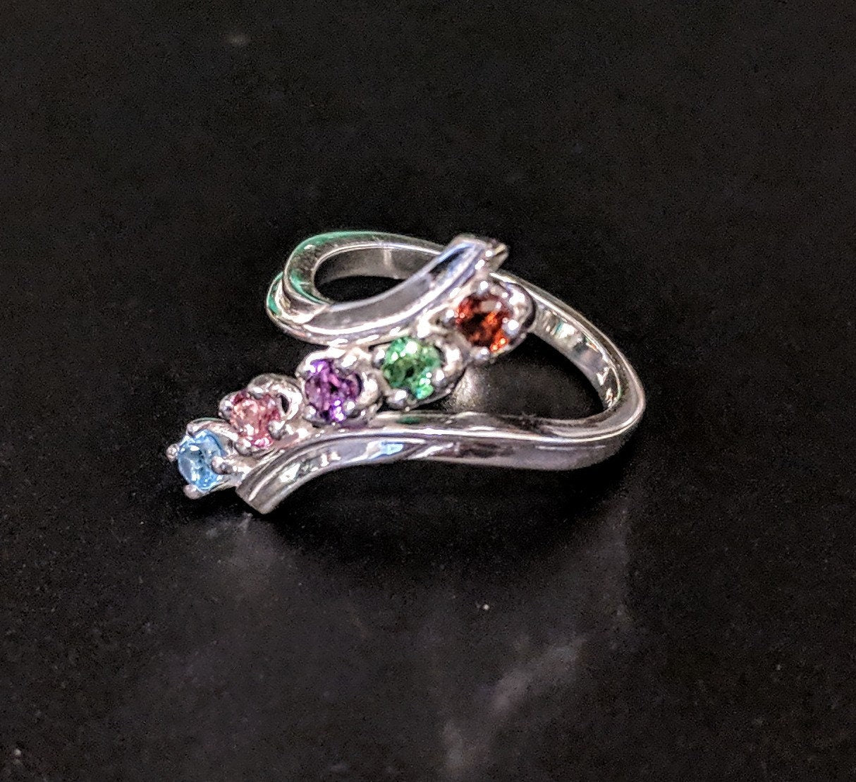 Custom Mother's Ring in Solid Sterling Silver or 14K Gold (White/Yellow/Rose) - 3 to 6 Natural Birthstones with Engraving - Personalized Jewelry Gift for Mom, Grandma, Birthday, Anniversary - Perfect for Mother's Day, Christmas & Special Occasions
