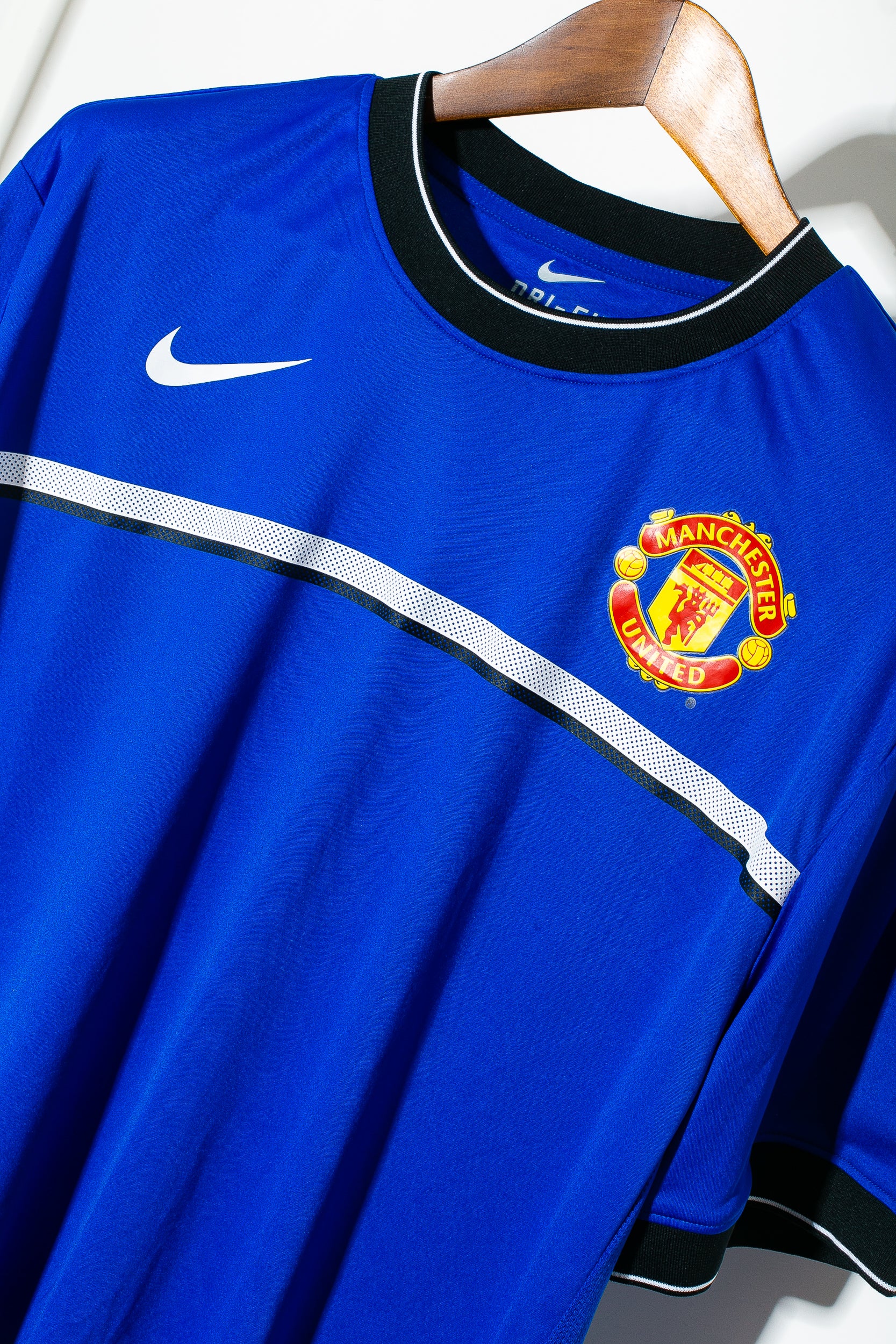 2009 Manchester United Training Jersey XL - Authentic Soccer Jersey for Fans & Collectors - Perfect for Games, Gifts & Memorabilia