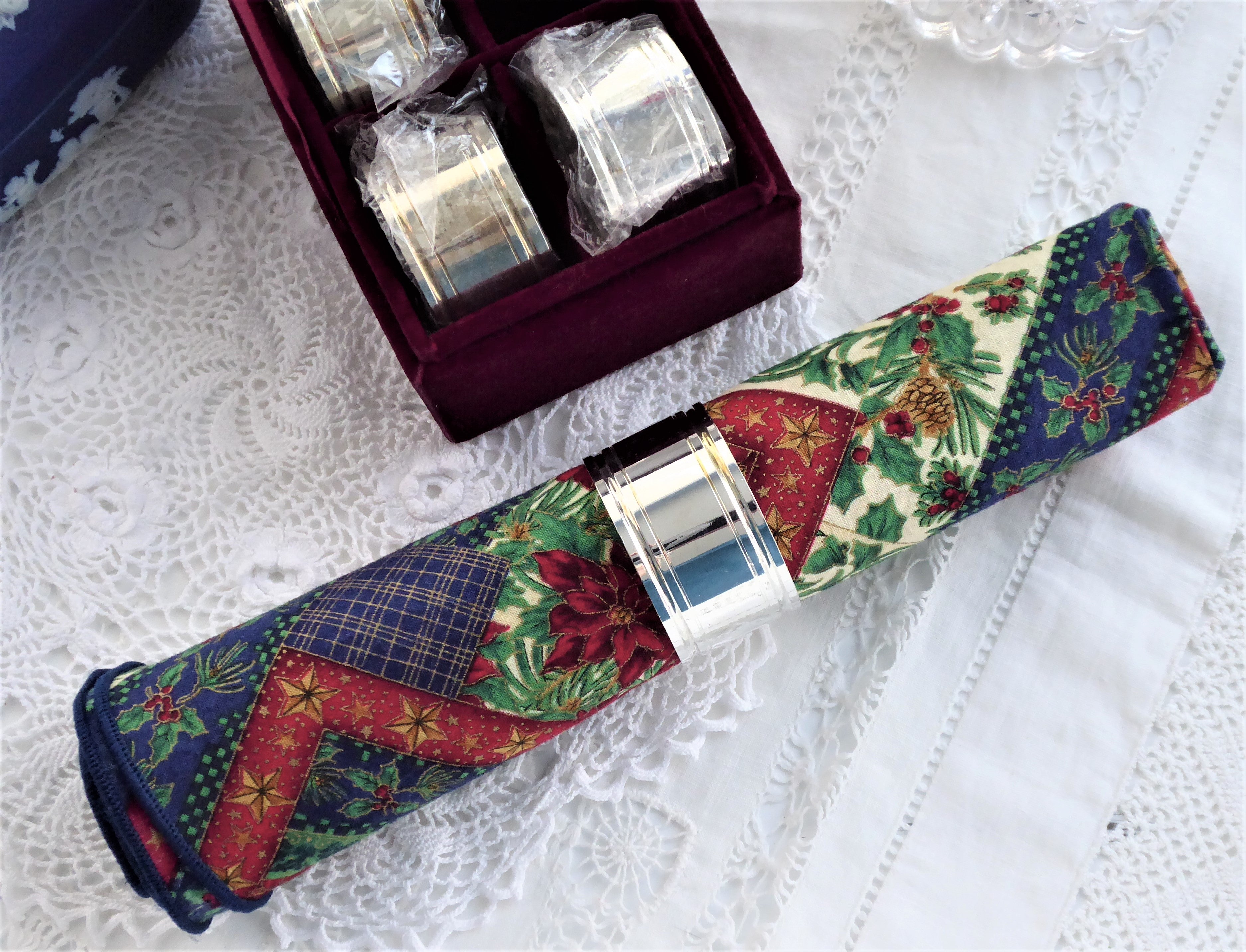 Godinger Silver Plated Engraved Napkin Rings Set of 4 - Elegant Tableware for Weddings & Dinner Parties - Comes in Velvet Gift Box