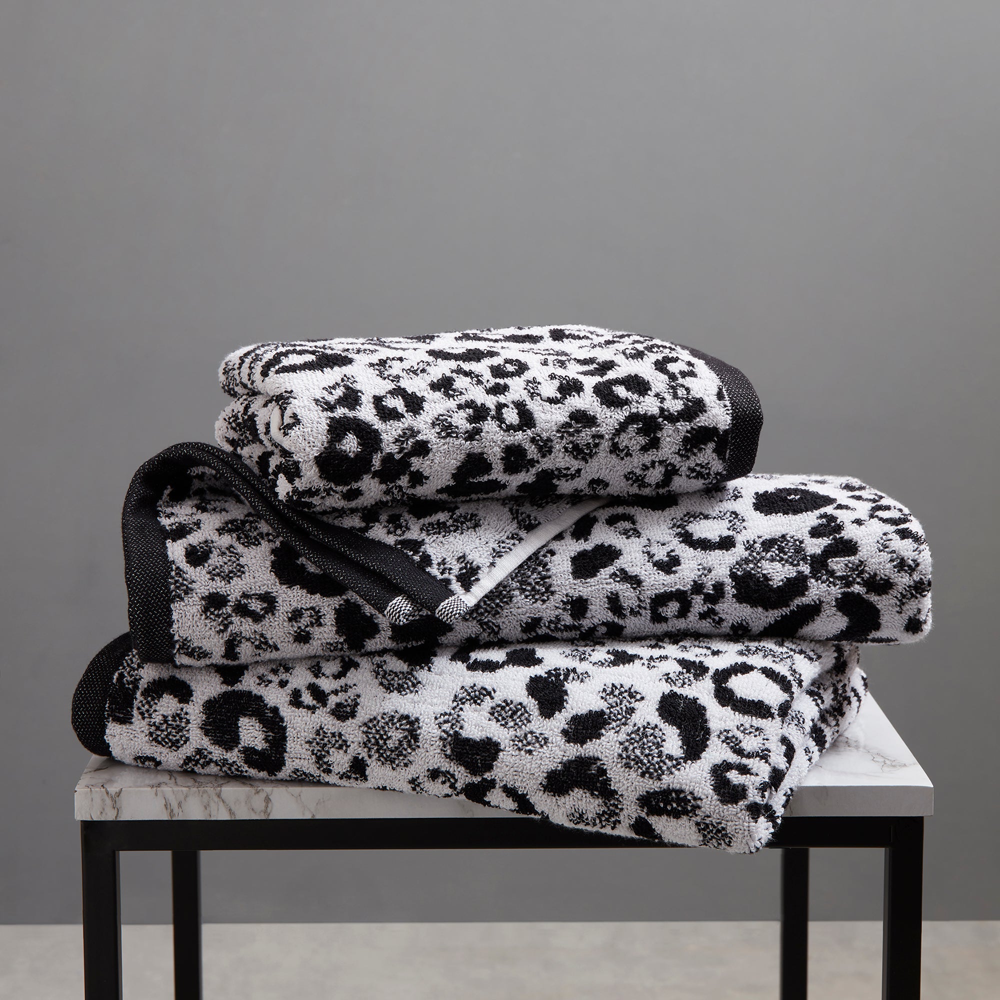Premium Fusion Animal Print Hand Towel - Soft & Absorbent Black Bath Towel for Kitchen, Bathroom & Gym - Stylish Home Decor & Practical Gift Idea