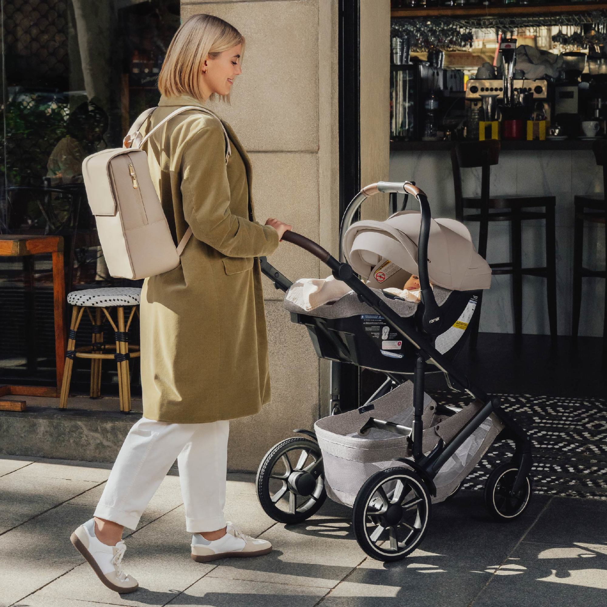 Romer Juni Infant Car Seat with Versa Base - Safe & Lightweight Baby Car Seat for Newborns to 35 lbs - Easy Installation for Cars, Travel & Daily Commute