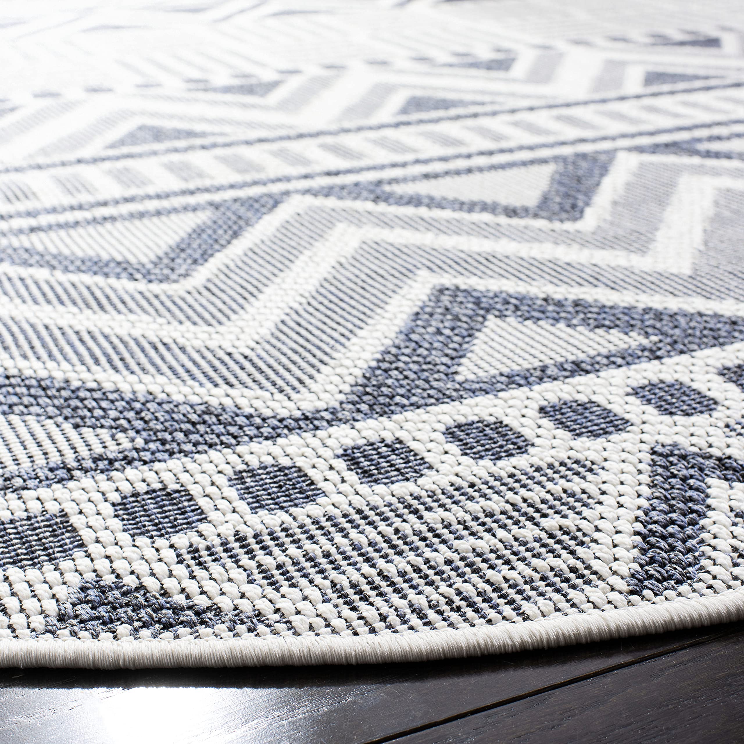 SAFAVIEH Bermuda Collection 8' Round Area Rug - Cream & Navy, Non-Shedding, Machine Washable Indoor/Outdoor Rug for Living Room, Bedroom, Patio & Backyard (BMU818A)