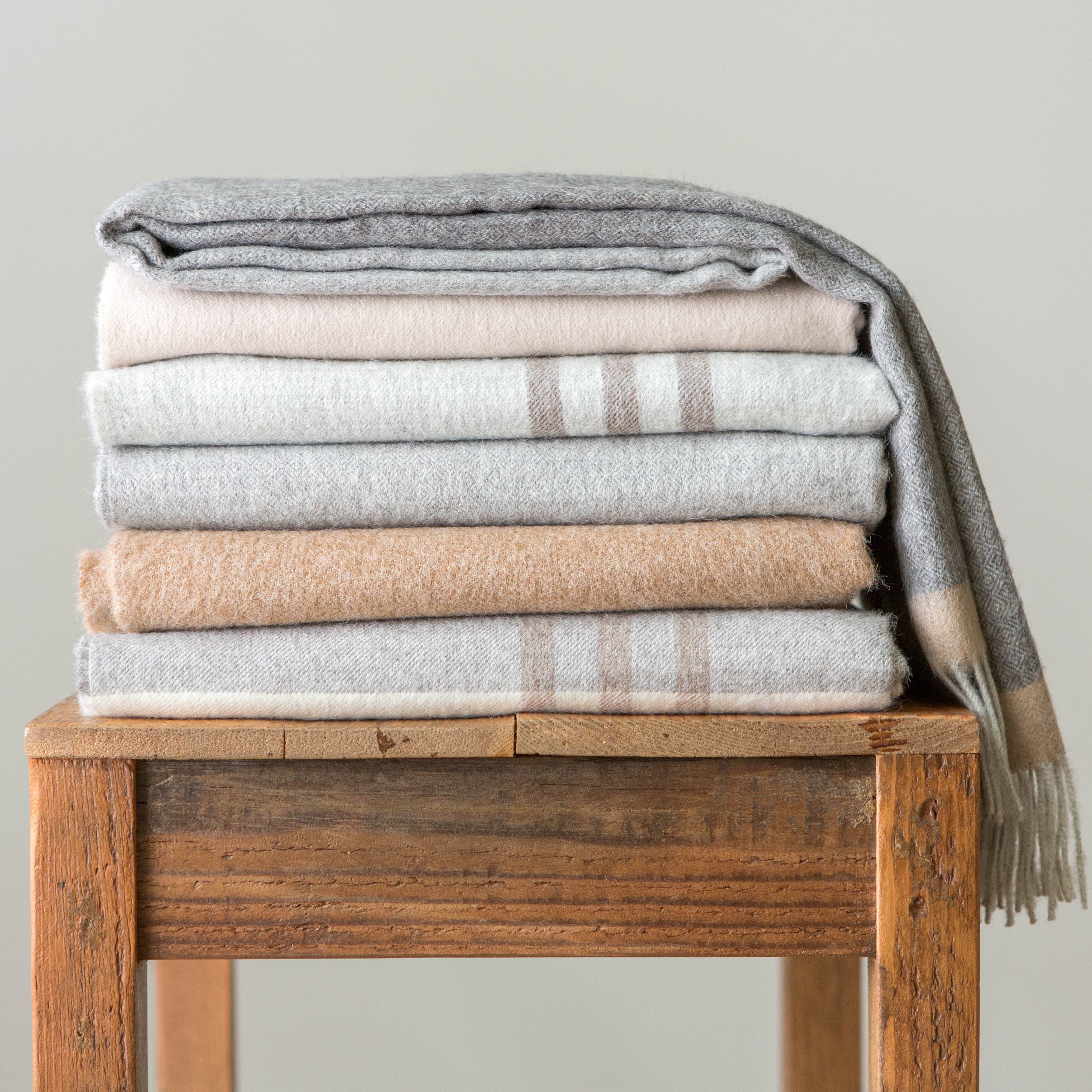 Premium Alpaca Wool Throws - Ultra Soft & Warm Blankets for Winter - Cozy Home Decor & Perfect Gift for Holidays - Ideal for Sofa, Bed, and Travel Use