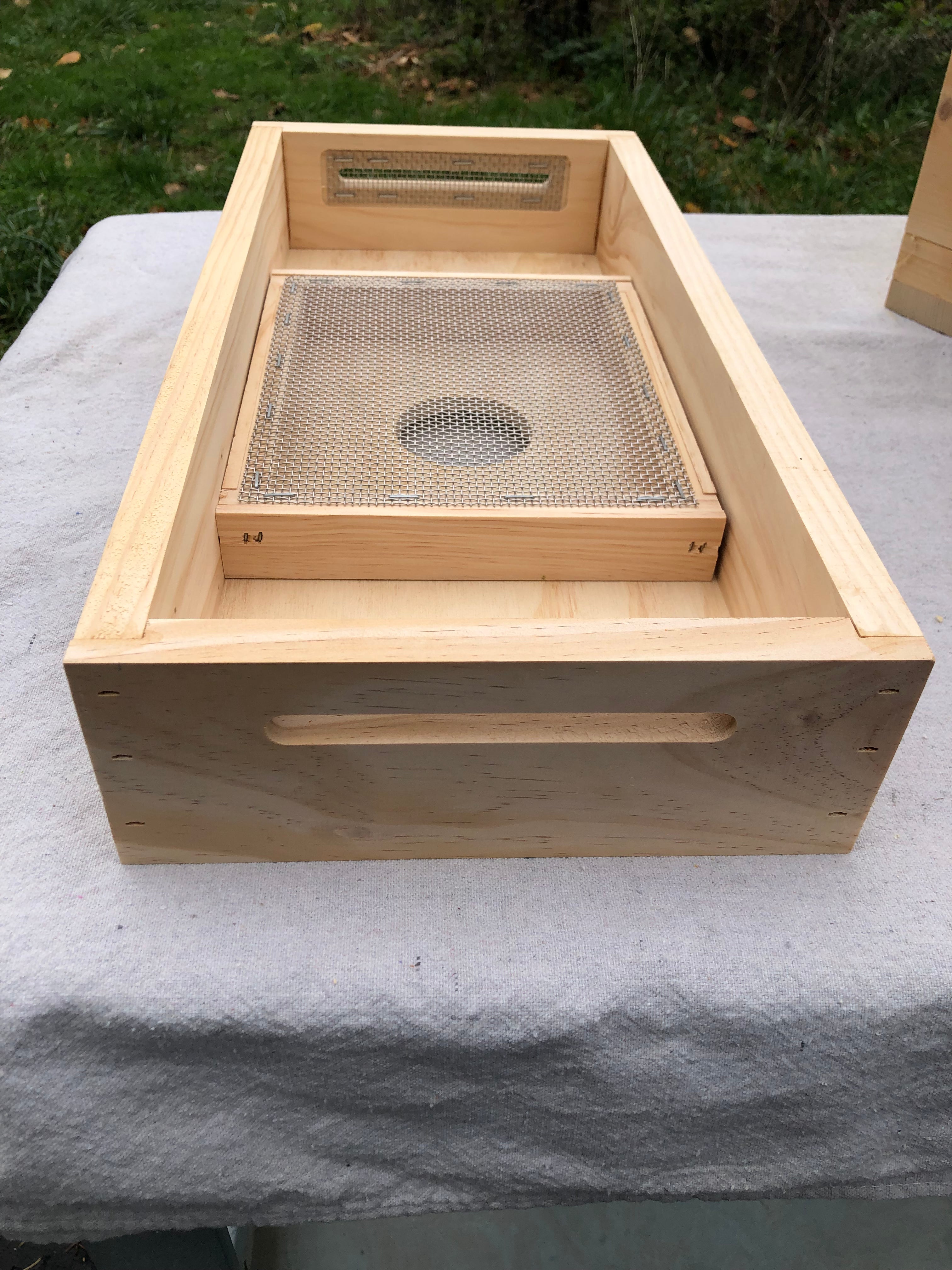 Nucleus Hive Vivaldi Board™ with Vivaldi Screen™ - Premium Beekeeping Equipment for Professional & Hobbyist Beekeepers | Perfect for Honey Production, Pollination & Apiary Management