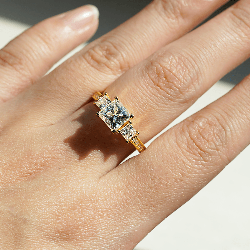 Princess Cut Three Stone Moissanite Engagement Ring - Vintage Style Wedding Band for Women, Perfect for Proposals, Anniversaries & Special Occasions