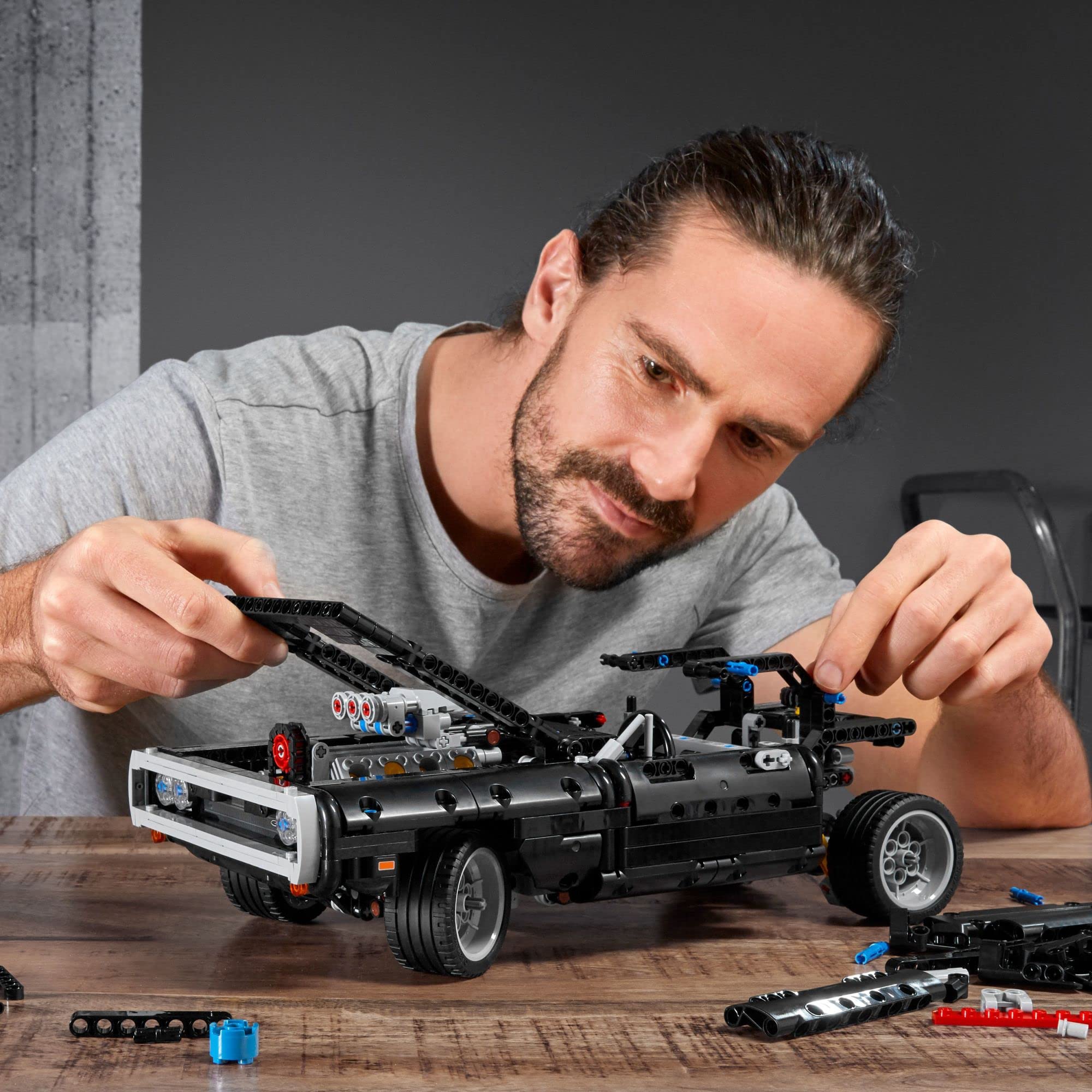 LEGO Technic 42111 Fast & Furious Dom's Dodge Charger R/T 1970 Model Building Kit (1077 Pieces) - 2020 New Edition - Perfect for Car Enthusiasts & Movie Fans, Great Gift for Birthdays & Holidays
