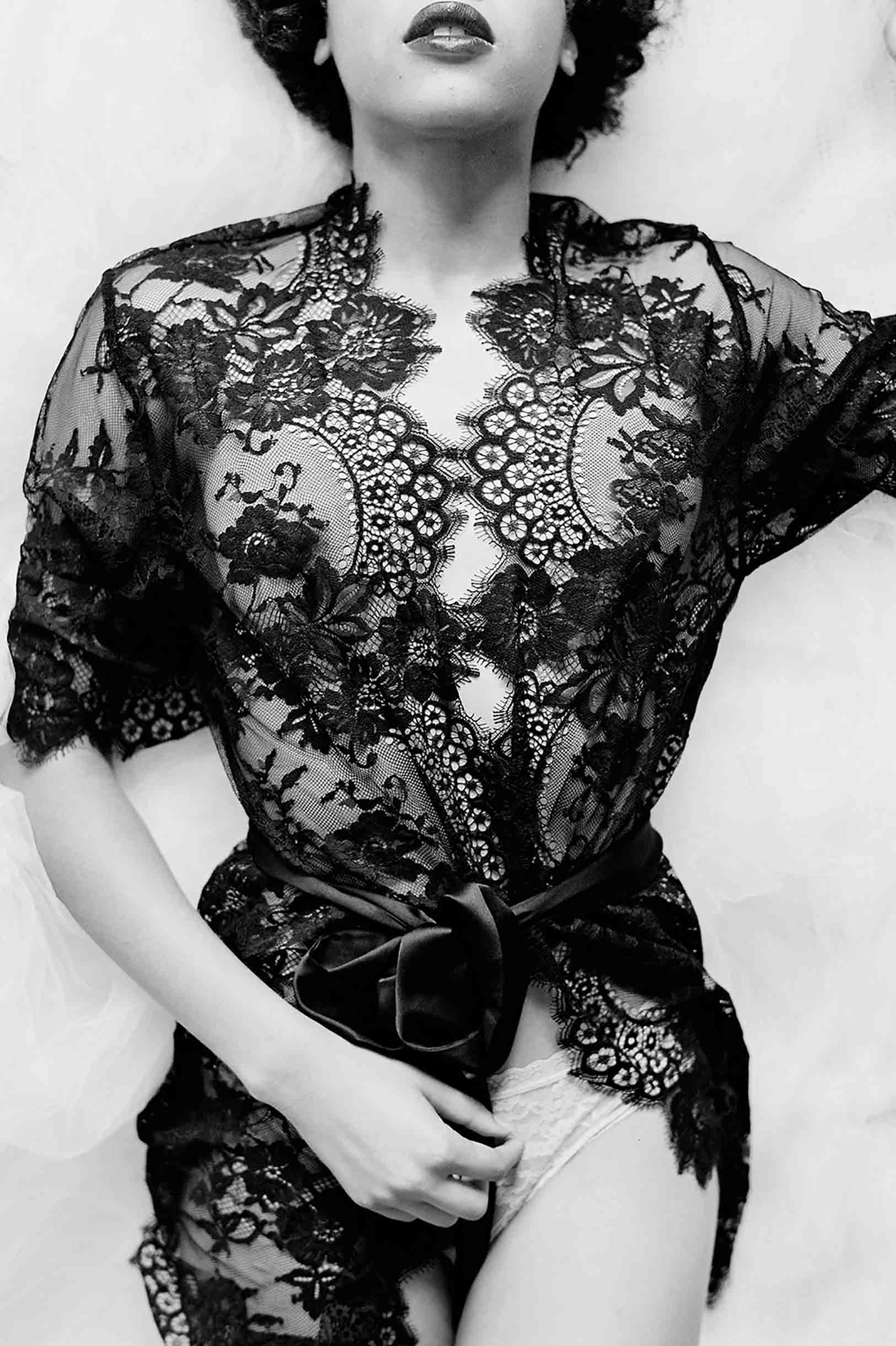 Elegant Black Swan Queen French Lace Kimono Robe for Women - Perfect for Bridal Shower, Honeymoon & Luxury Loungewear