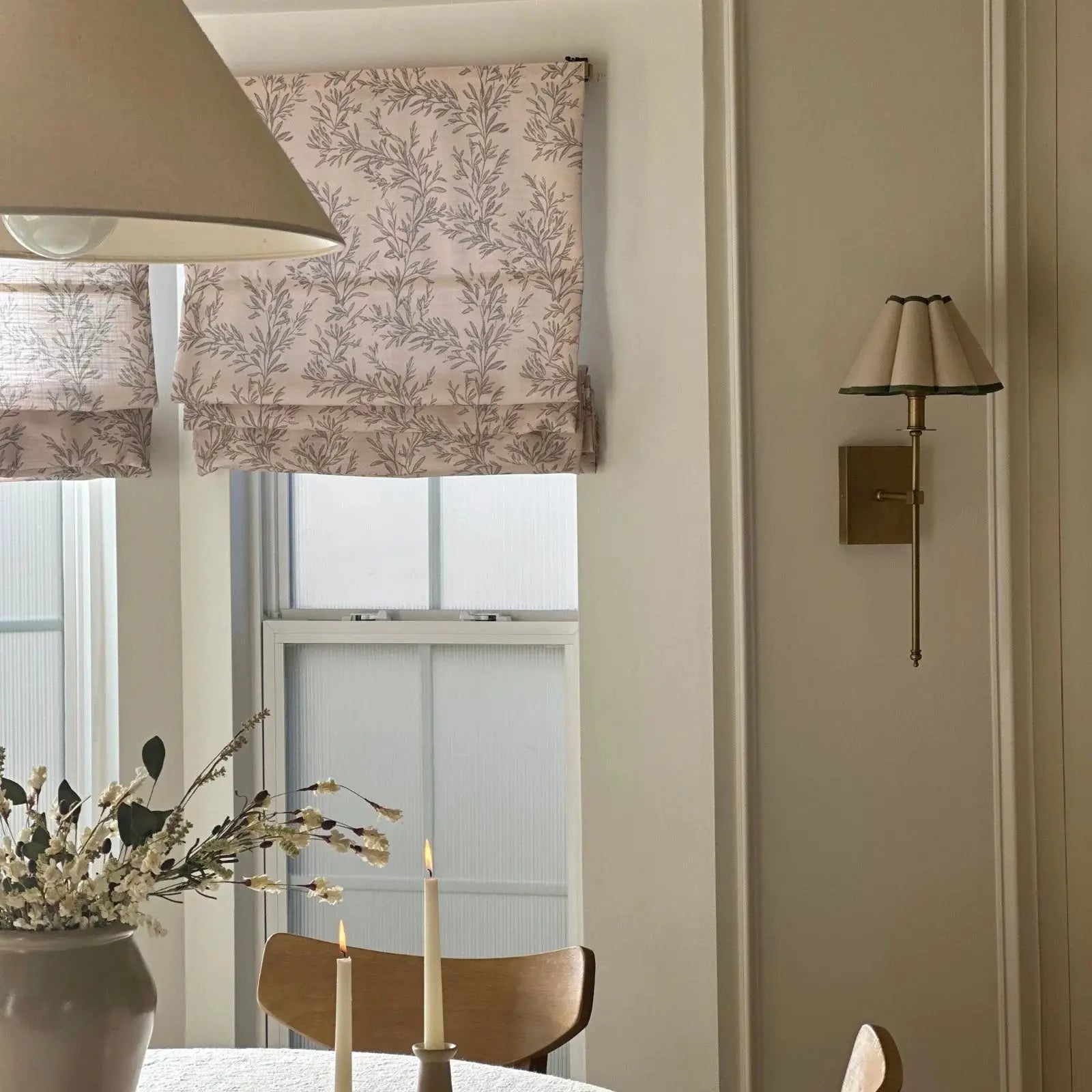 Sara Le Floral Printed Roman Shade - Cordless Window Treatment for Living Room, Bedroom & Kitchen - Light Filtering & UV Protection - Easy to Install & Maintain