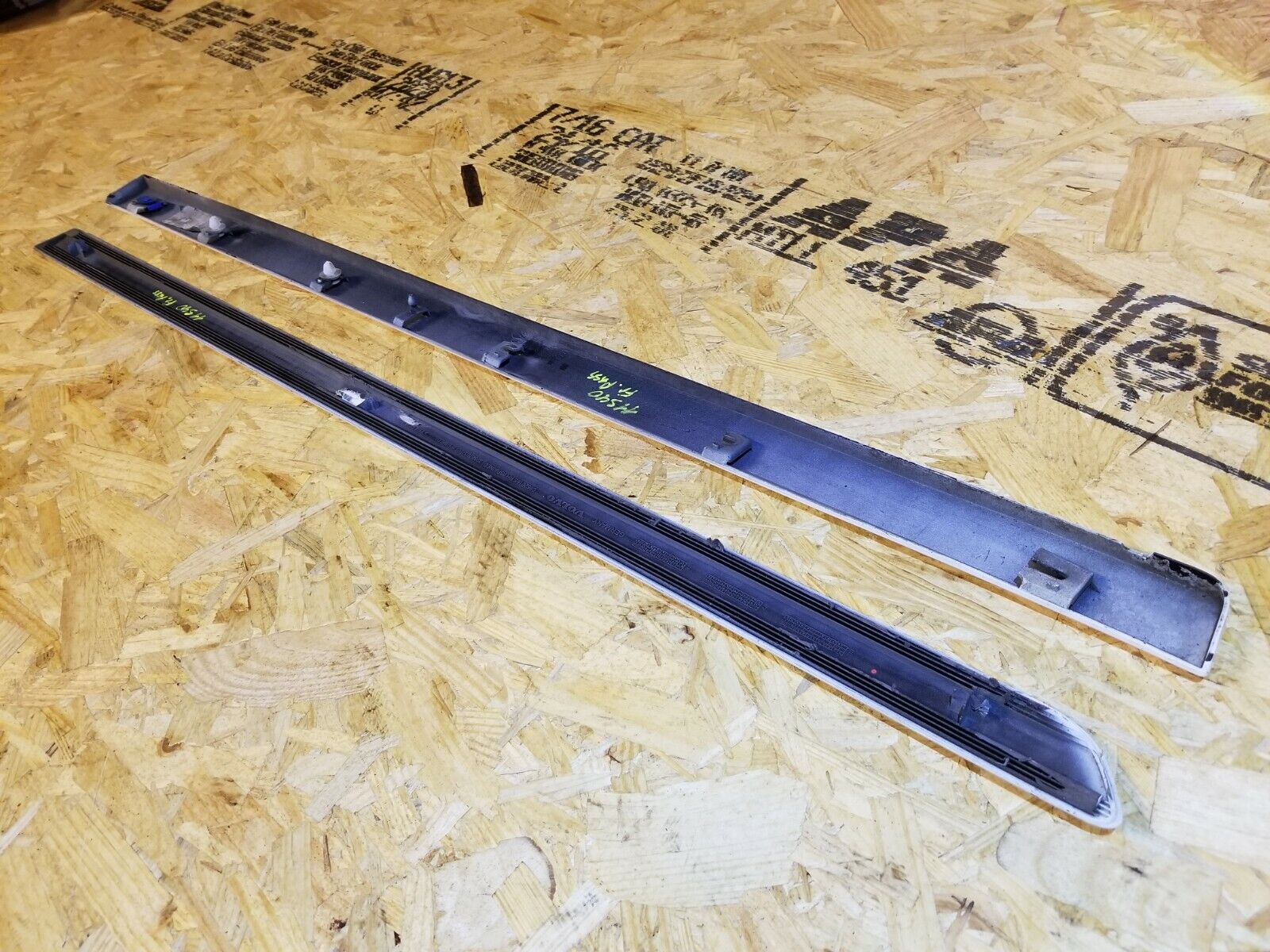 2006-2011 Volvo S40 Right Passenger Side Front Door Molding Trim 2-Piece Set - OEM Replacement Part for Car Door Protection & Style Enhancement