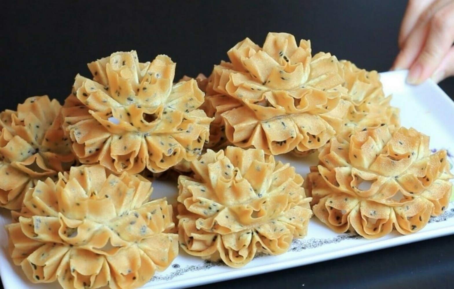 Premium Dok Jok Brass Mold for Thai Crispy Lotus Blossom & Sunflower Cookies - 4.13 Inch Large Traditional Biscuit Maker - Perfect for Thai Desserts, Festive Baking & Homemade Snacks