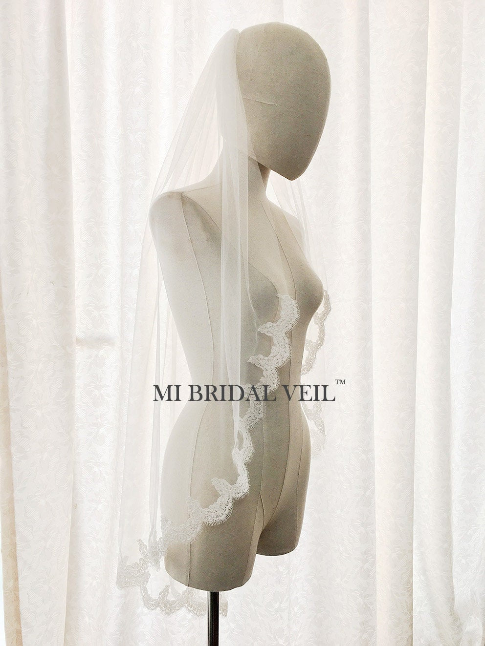 Elegant Lace Wedding Veil - Fingertip Length Bridal Veil with Delicate Eyelash Lace Trim - Perfect for Romantic Weddings & Bridal Photoshoots