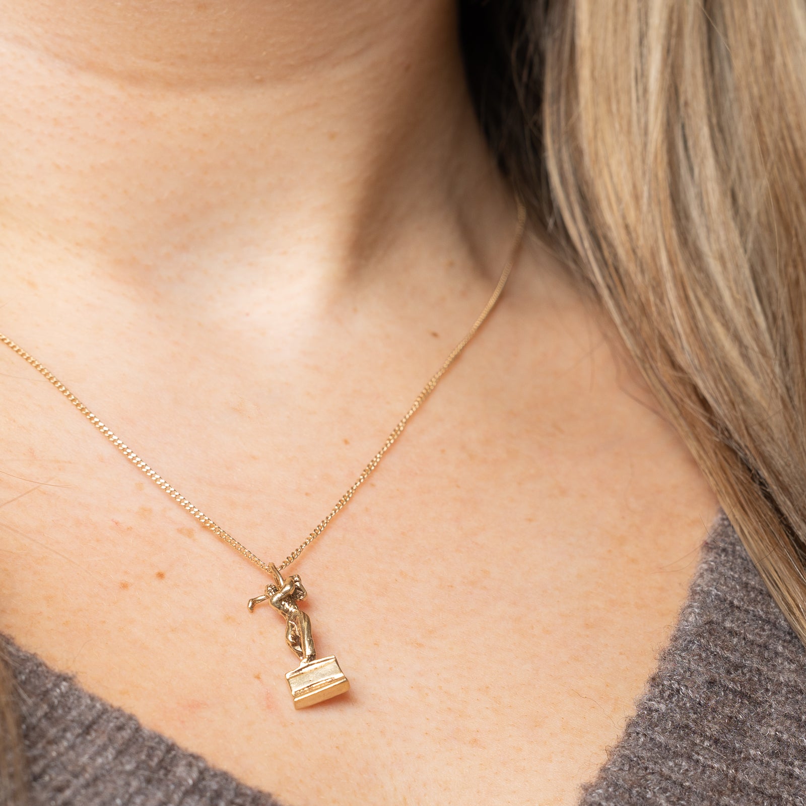 10k Yellow Gold Golfer Charm Pendant - Elegant Golf Jewelry for Men & Women - Perfect Gift for Golf Lovers & Players - Ideal for Birthdays, Anniversaries & Golf Tournaments