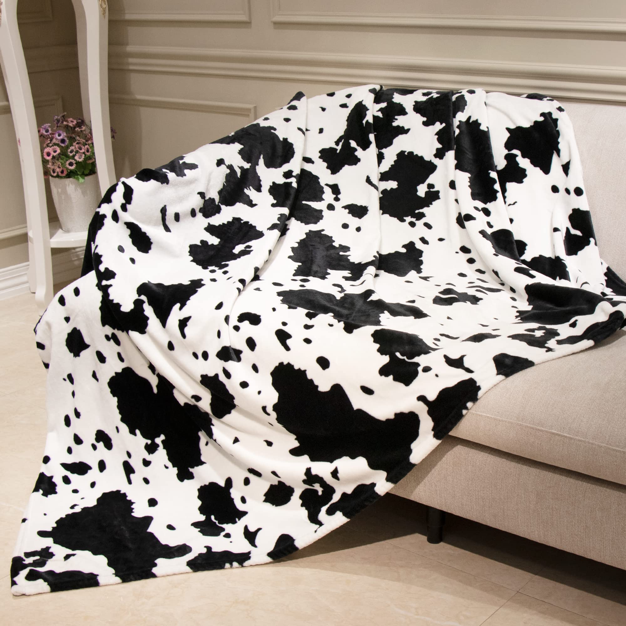 Soft & Warm Cow Print Fleece Blanket - Twin Size 60x80 Inch Cozy Flannel Throw for Bed, Couch & Sofa - Lightweight Fuzzy Blanket for Valentine's Day, Mother's Day & Father's Day Gifts - Perfect for Home Decor, Movie Nights & Winter Snuggling