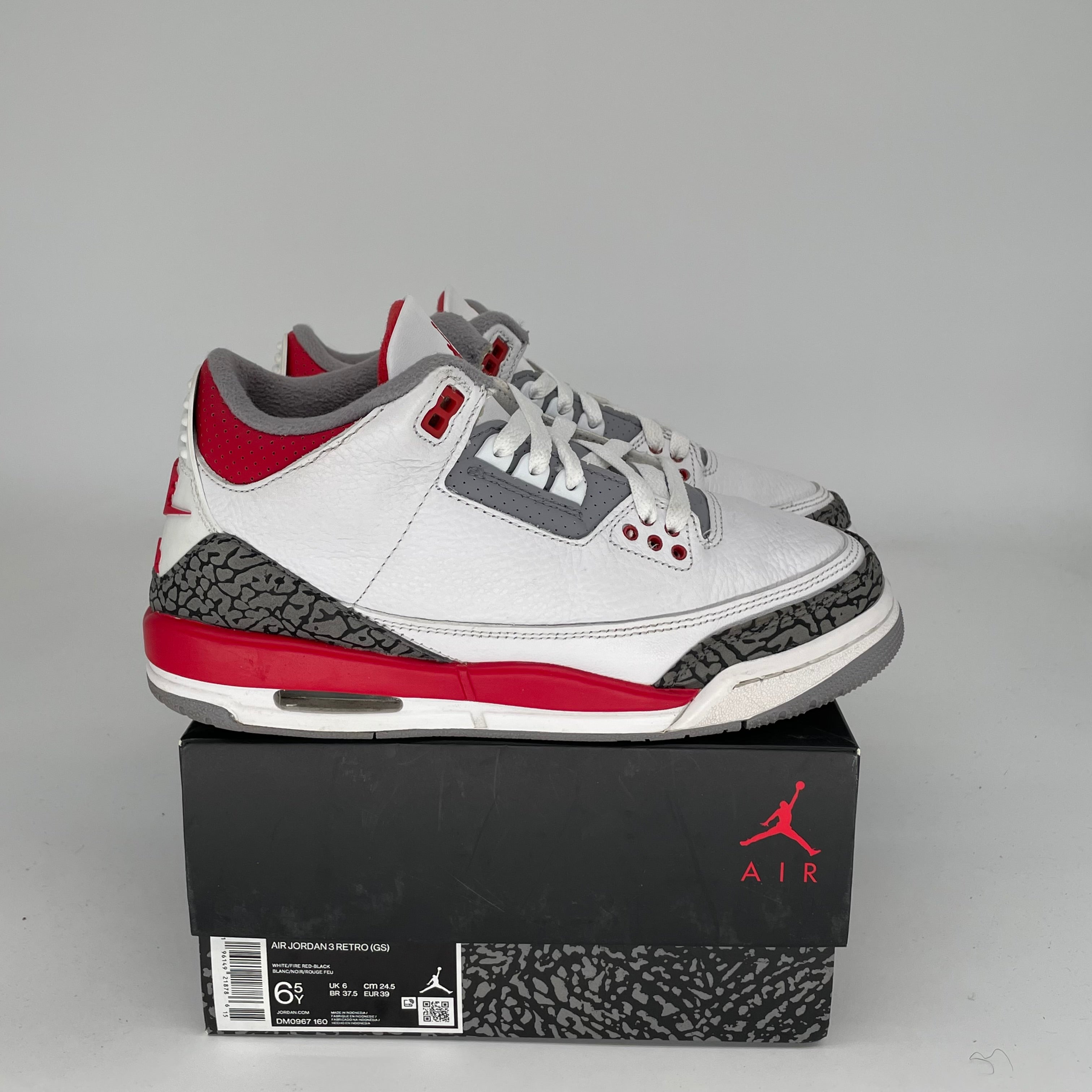 Original Title: AIR JORDAN 3 FIRE RED SIZE 6.5Y DM0967 160   Optimized Title: **Air Jordan 3 Retro 'Fire Red' Sneakers - Size 6.5Y (DM0967-160) - Men's Basketball Shoes for Casual Wear & Street Style**