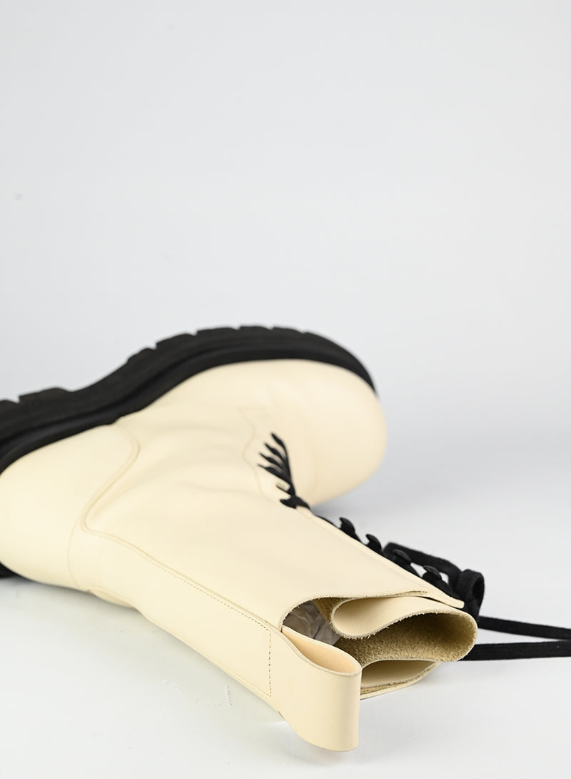 Bottega Veneta White Leather Anfibi Boots Size 39 - Perfect for Winter Fashion & Outdoor Adventures