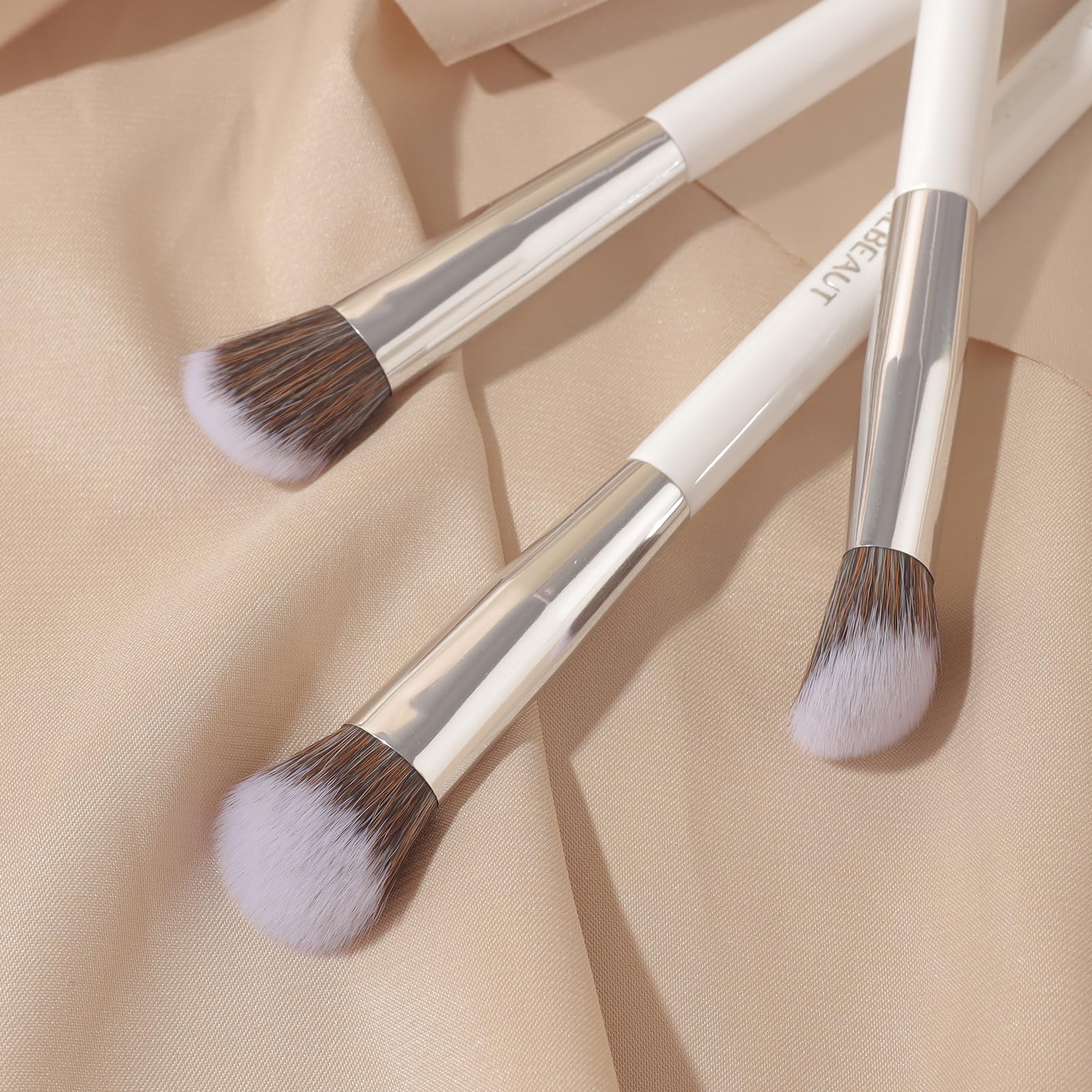 Angled Concealer Brush for Brightening & Under Eye Blending - Soft Kitten Paw Makeup Brush (189) - Perfect for Flawless Base, Contouring & Professional Makeup Application