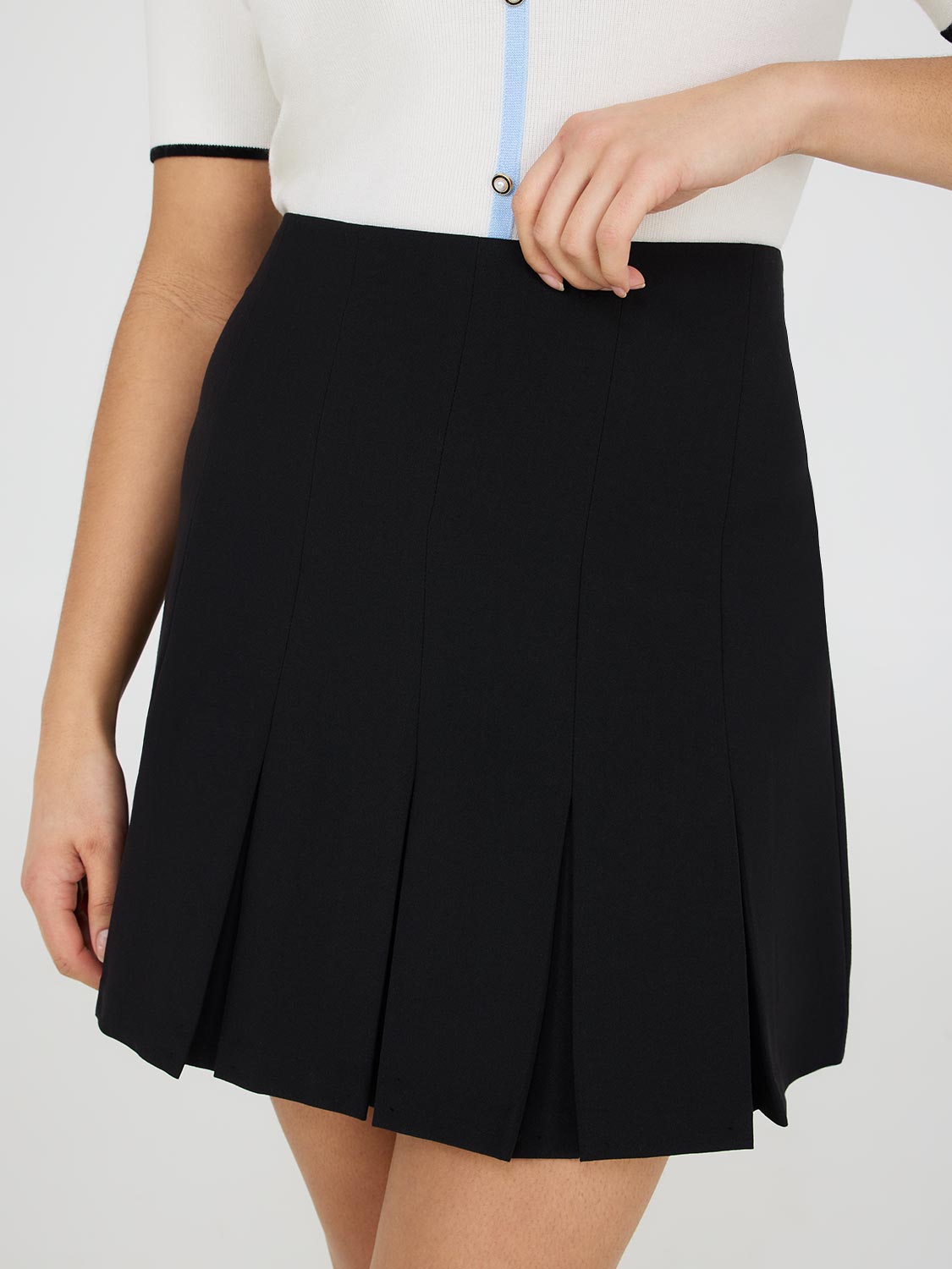 Stylish Short Pleated Skirt for Women - Trendy A-Line Mini Skirt with Elastic Waist - Perfect for Casual Outfits, School Uniforms & Party Wear