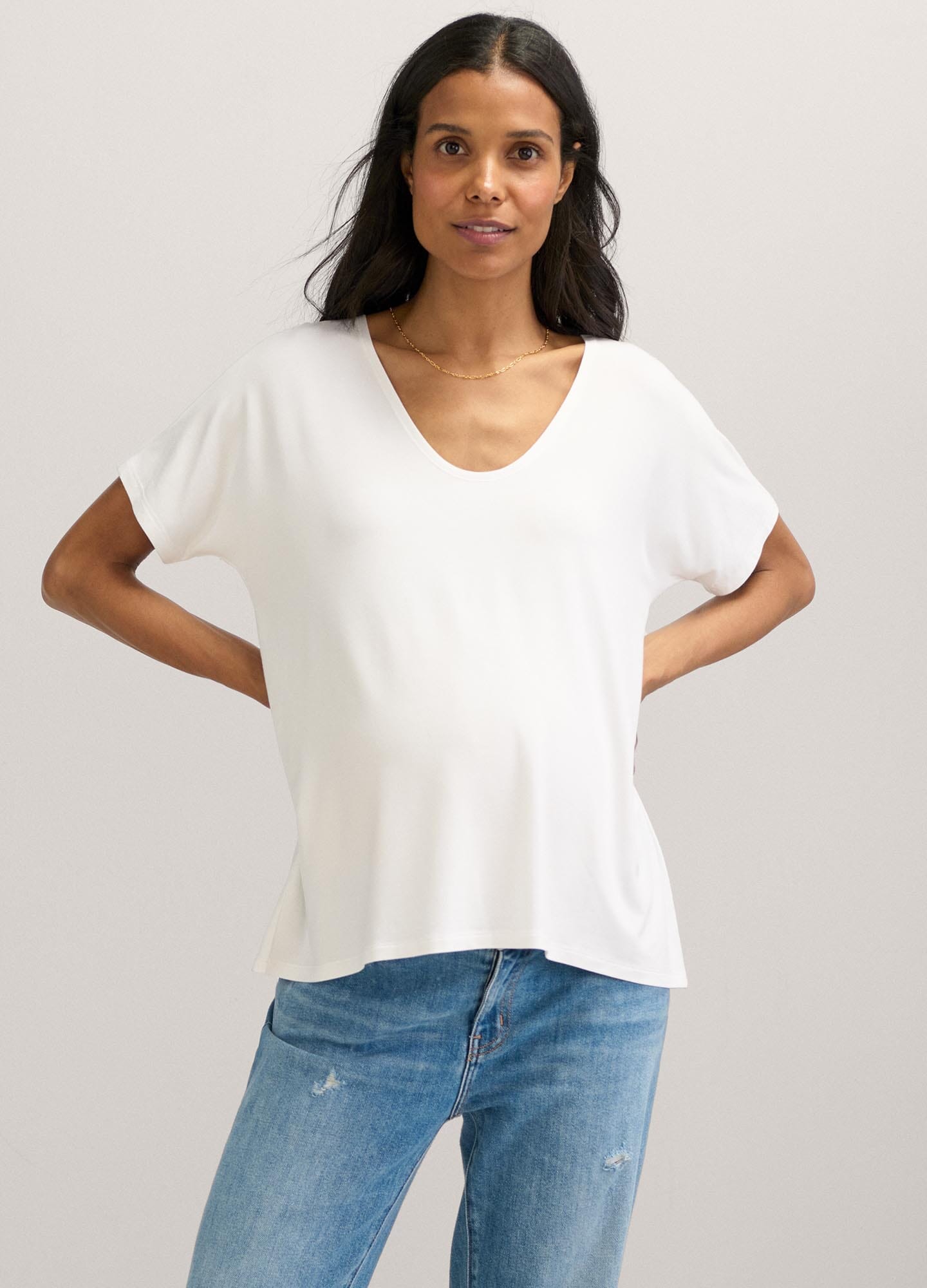 Maternity Perfect V-Neck Nursing Shirt - Comfortable & Stylish for Breastfeeding Moms - Perfect for Work, Outings & Everyday Wear