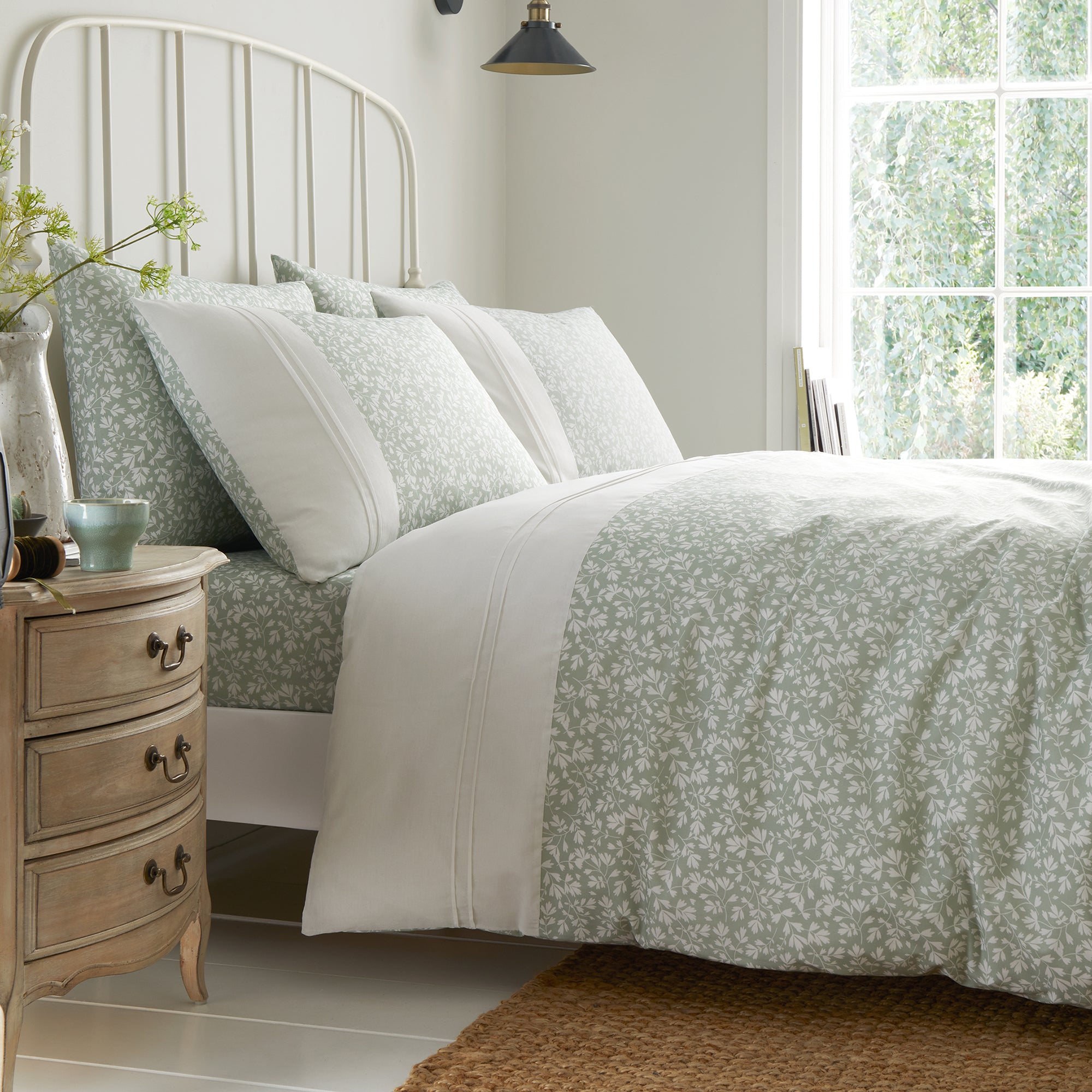 Dreams & Drapes Tess Duvet Cover Set - Soft Green Luxury Bedding for Queen/King Size - Perfect for Master Bedroom, Guest Room & Hotel Decor