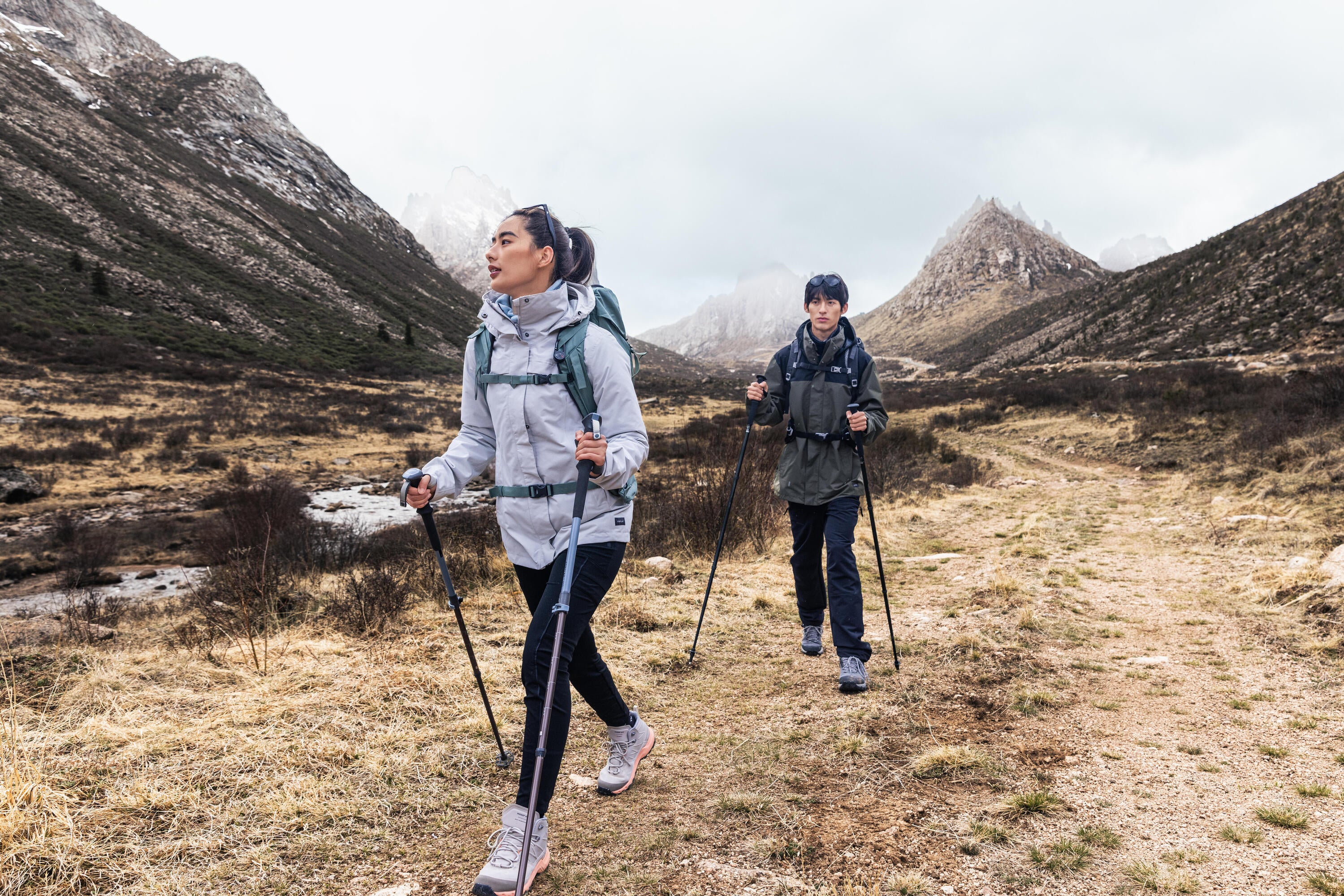 Forclaz MT100 Comfort Hiking Pole - Lightweight Adjustable Trekking Pole for Men & Women - Perfect for Mountain Climbing, Backpacking & Outdoor Adventures