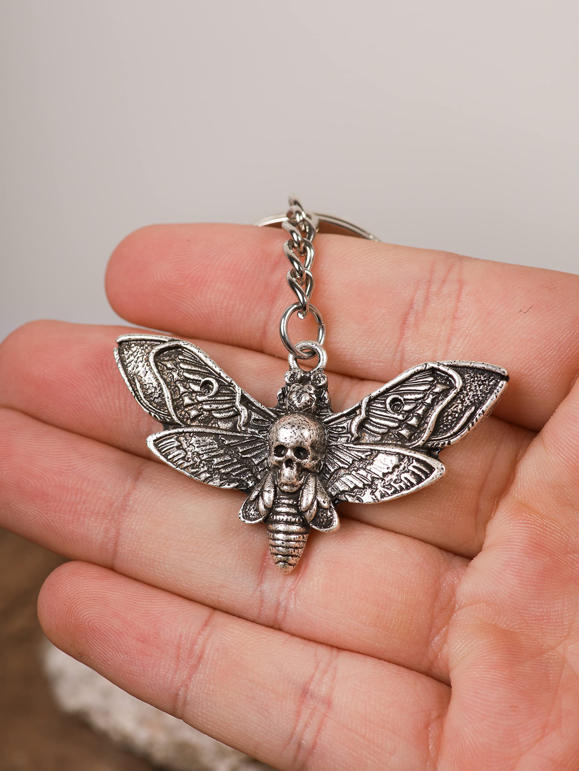 HAQUIL Skull Head Moth Keychain - Vintage Gothic Bug Charm Key Ring with Retro Design - Perfect for Equestrian Lovers, Gothic Fashion Accessories & Unique Gift Ideas