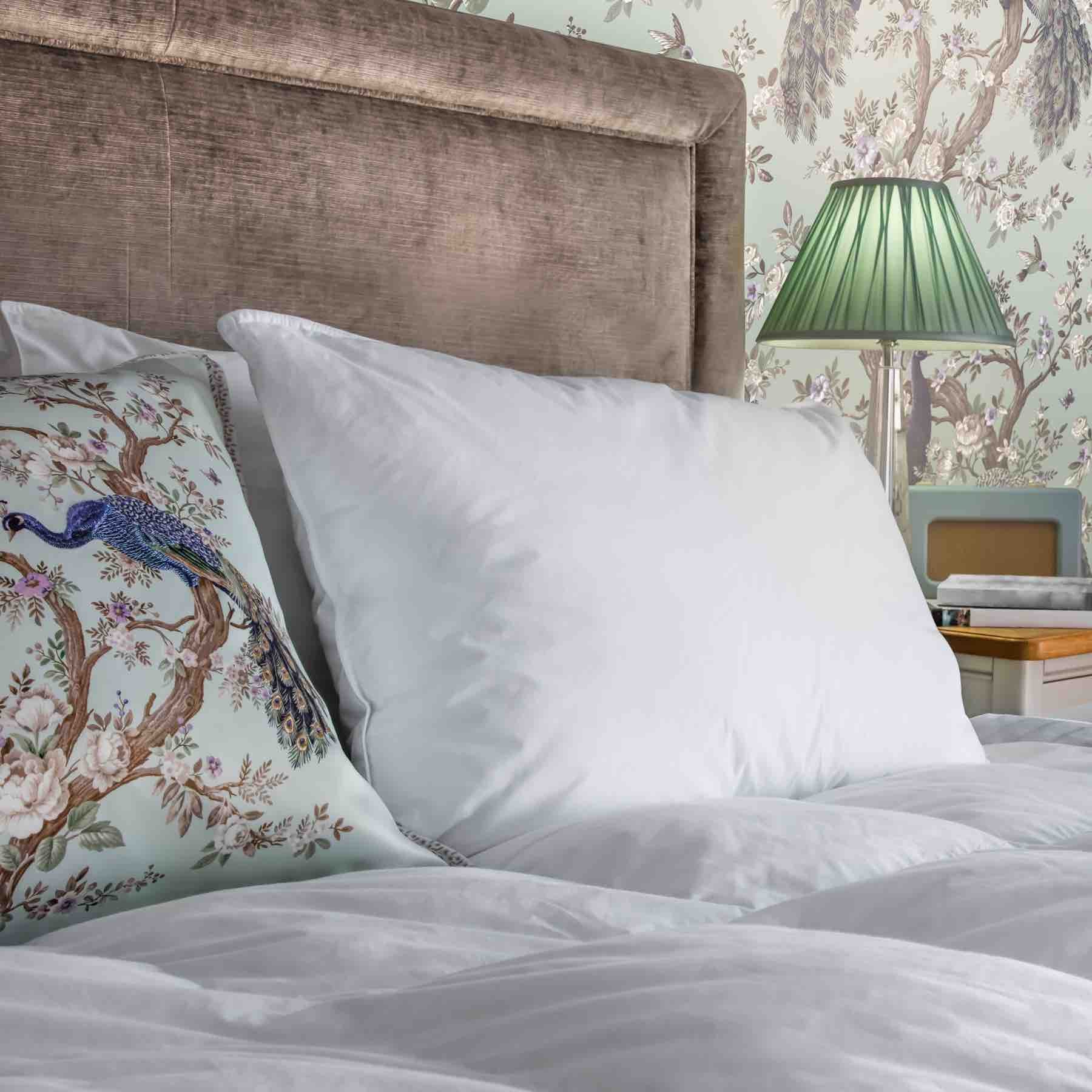 Laura Ashley Ultra Soft Down Alternative Pillow - Hypoallergenic & Breathable for Side, Back & Stomach Sleepers - Perfect for Bedroom, Guest Room & Travel